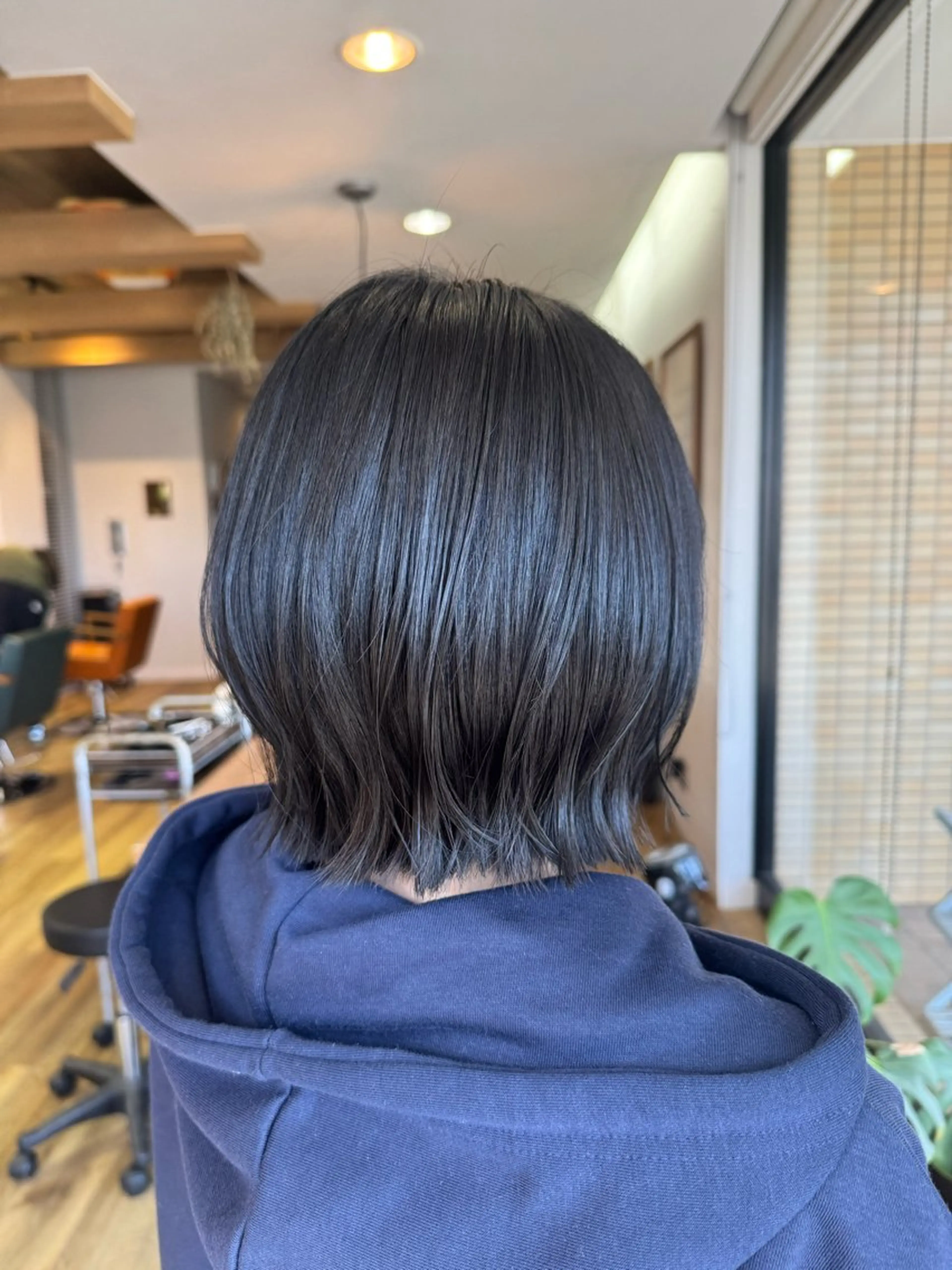 ショート カラー 黒髪 ブルーカラー ブルーブラック カット ヘアカラー トリートメント ツキダテ ユイのヘアスタイル