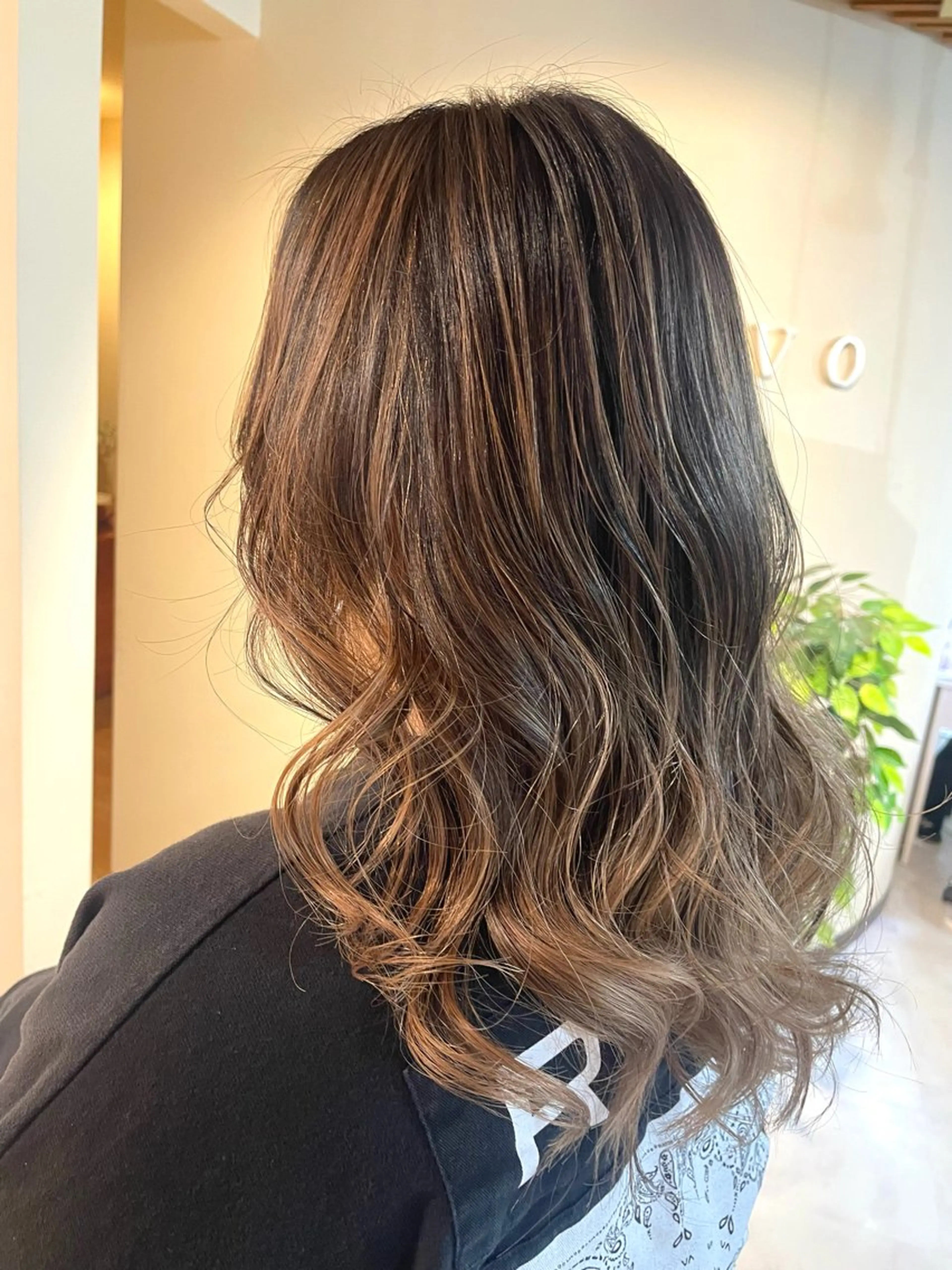 セミロング カラー バレイヤージュ ベージュカラー ブリーチ デザインカラー レイヤーカット カット ヘアカラー 宮本 いぶきのヘアスタイル