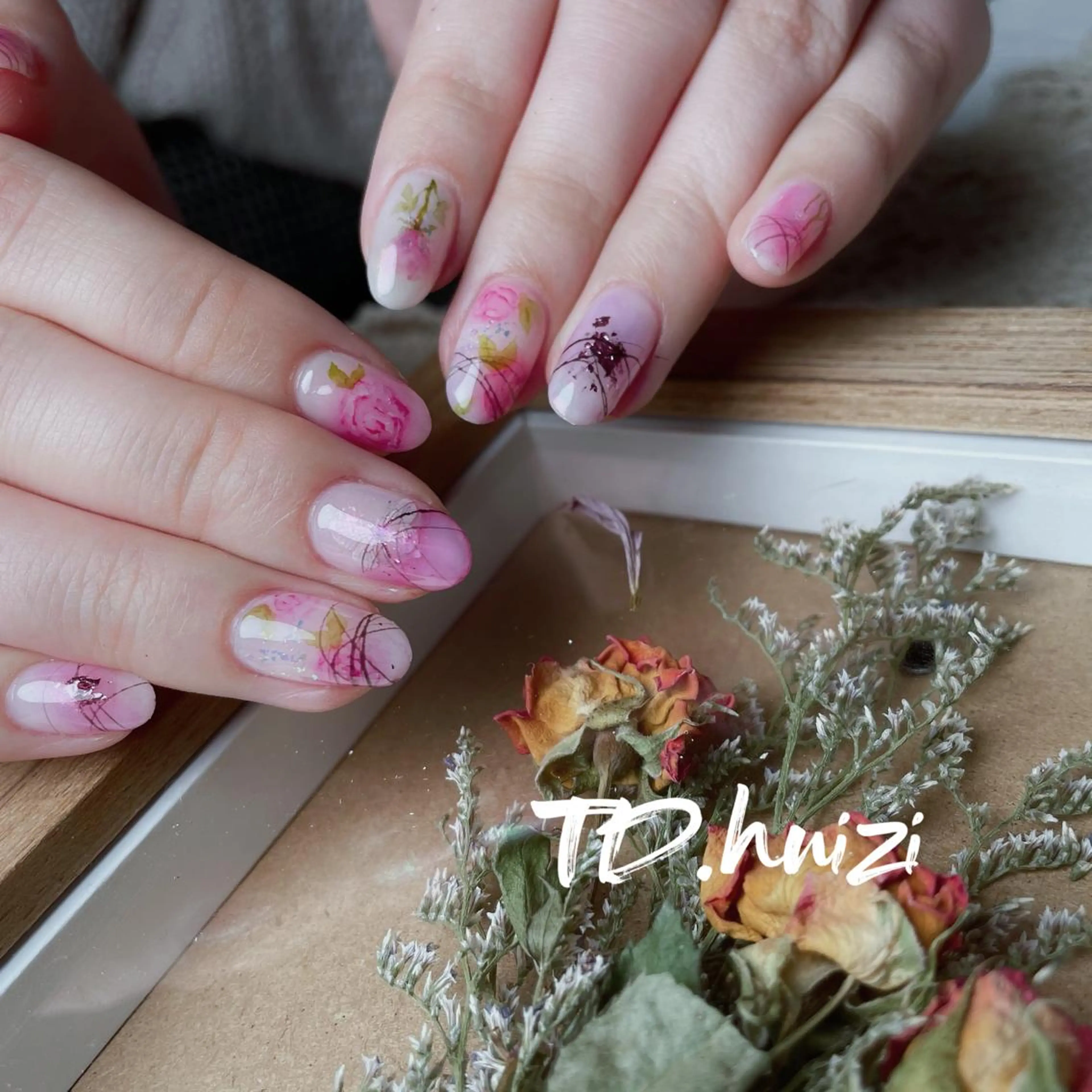 ミディアム めぐみのネイルサロン スタッフ練習のネイルデザイン