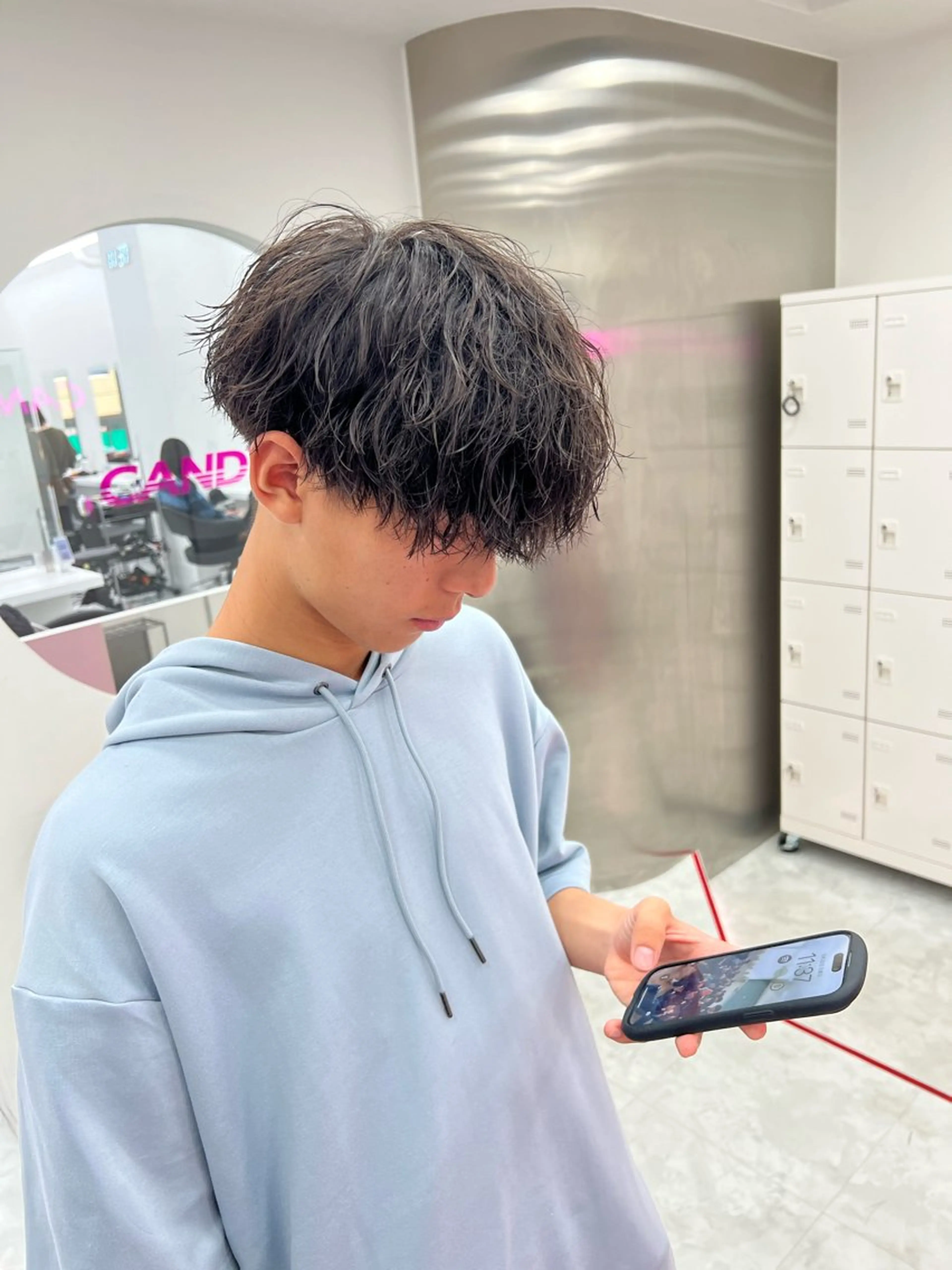 ミディアム パーマ メンズ ミディアムパーマ センターパート メンズ韓国風 韓国マッシュ マッシュウルフ メンズパーマ特化 TAIGAのヘアスタイル