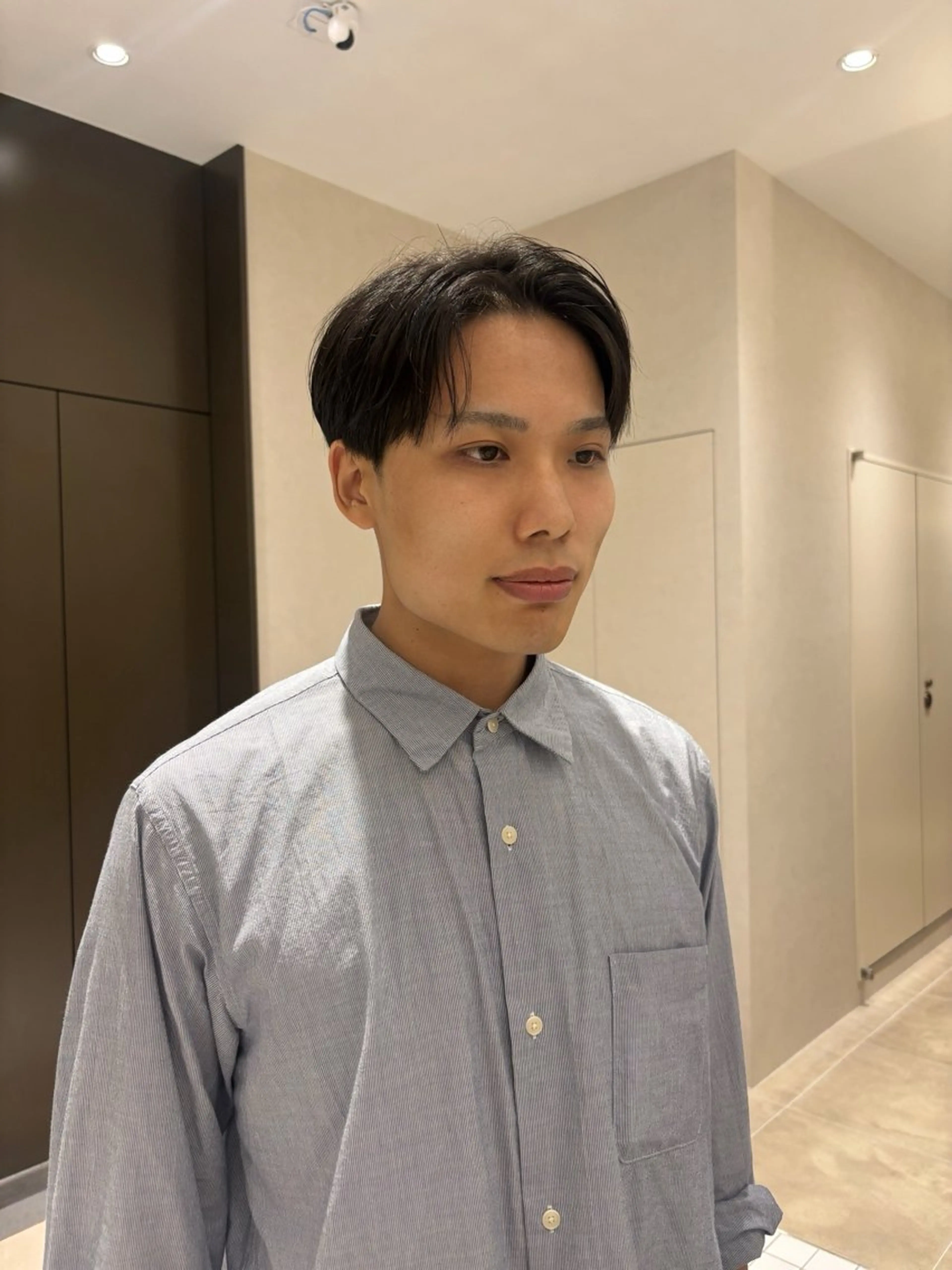 ミディアム メンズ センターパート 久力琴音''透明感 カラー''アレンジのヘアスタイル