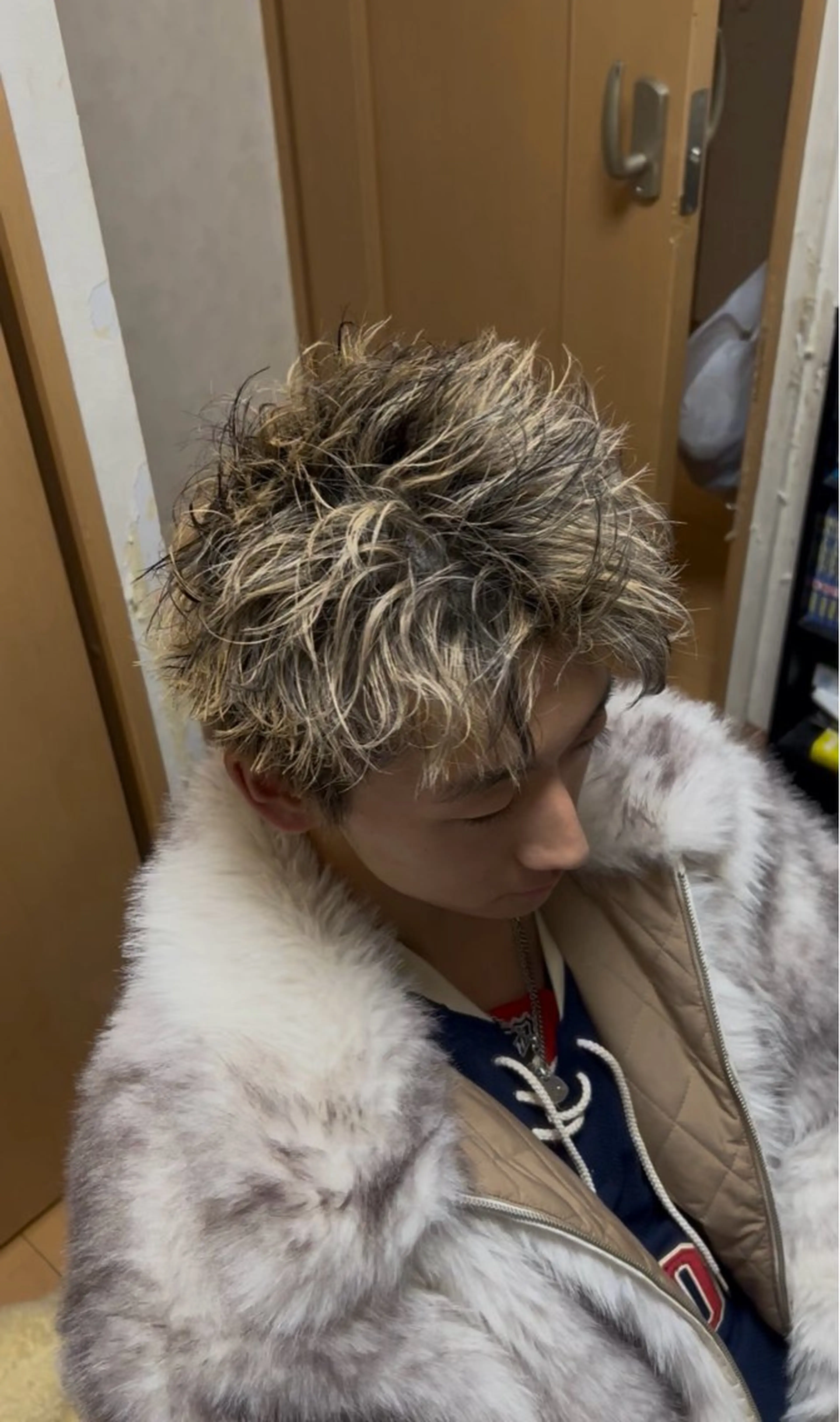 カラー ブリーチ ケアブリーチ ハイトーンカラー 春島 翼のヘアスタイル