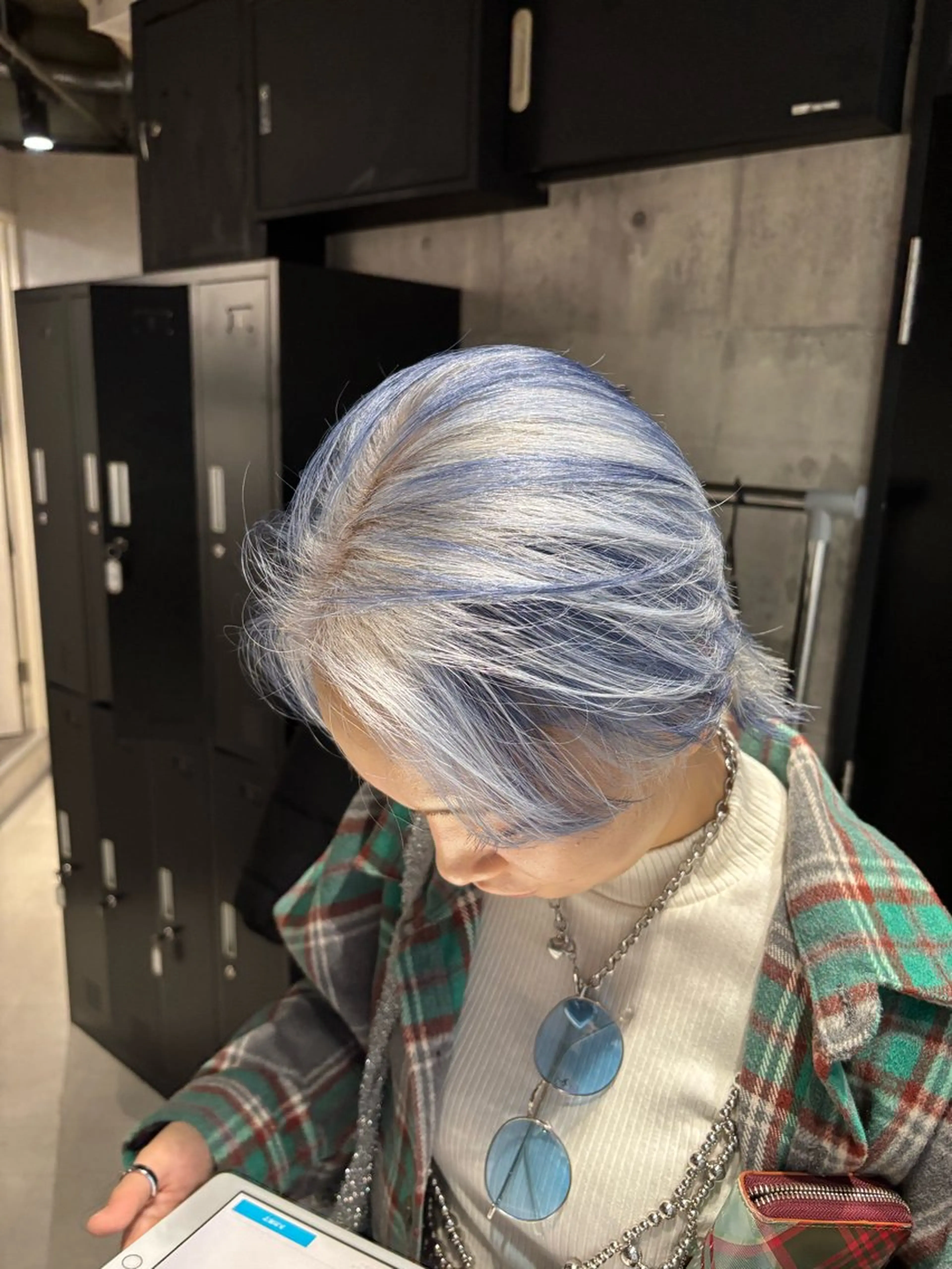 ショート カラー ブルーカラー シルバー ホワイトシルバー カット ヘアカラー トリートメント _WHITE / KENTOのヘアスタイル