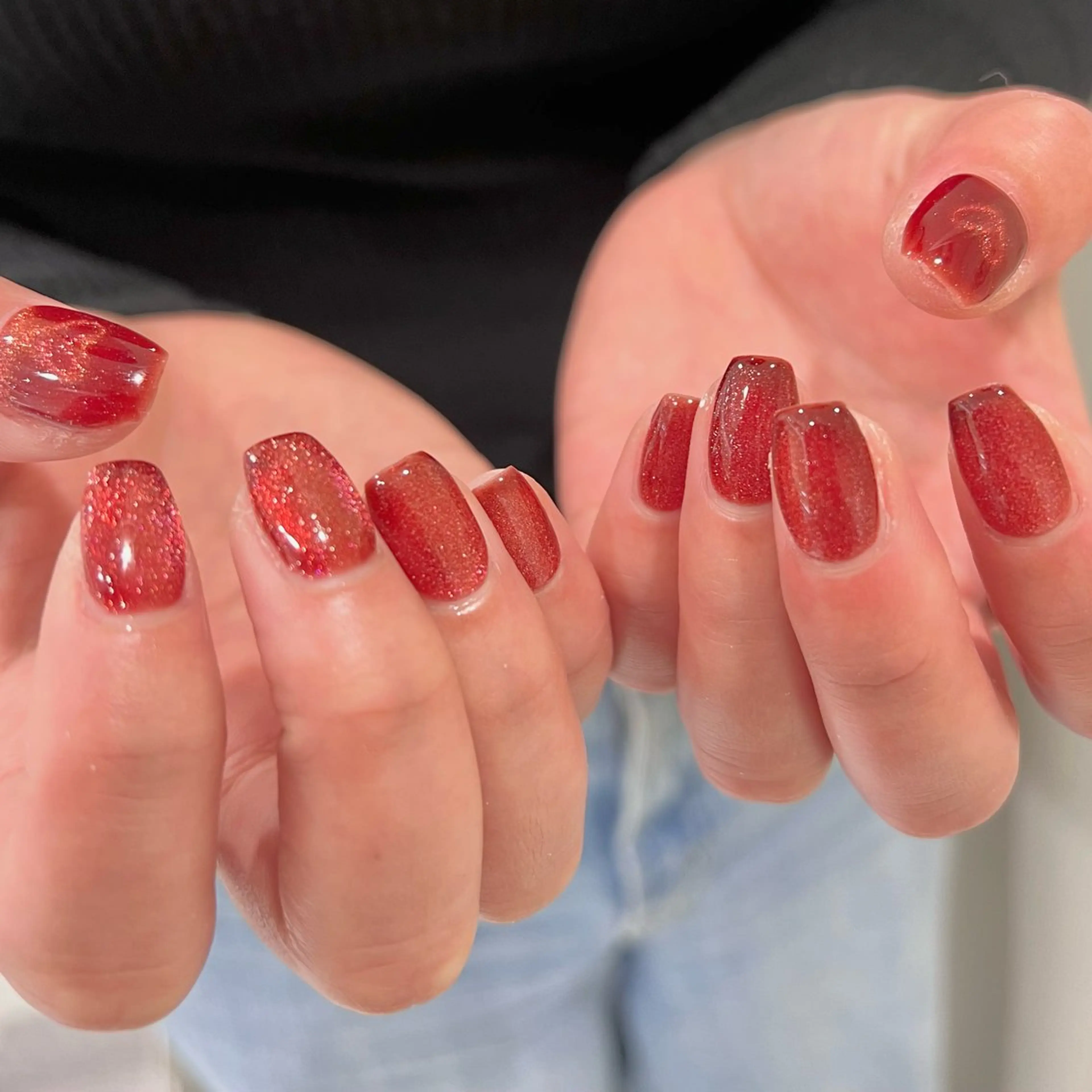 ネイル マグネットネイル 赤色 ハンドネイル 🎀チーク/ちゅるん 🫧chisa🎀のネイルデザイン