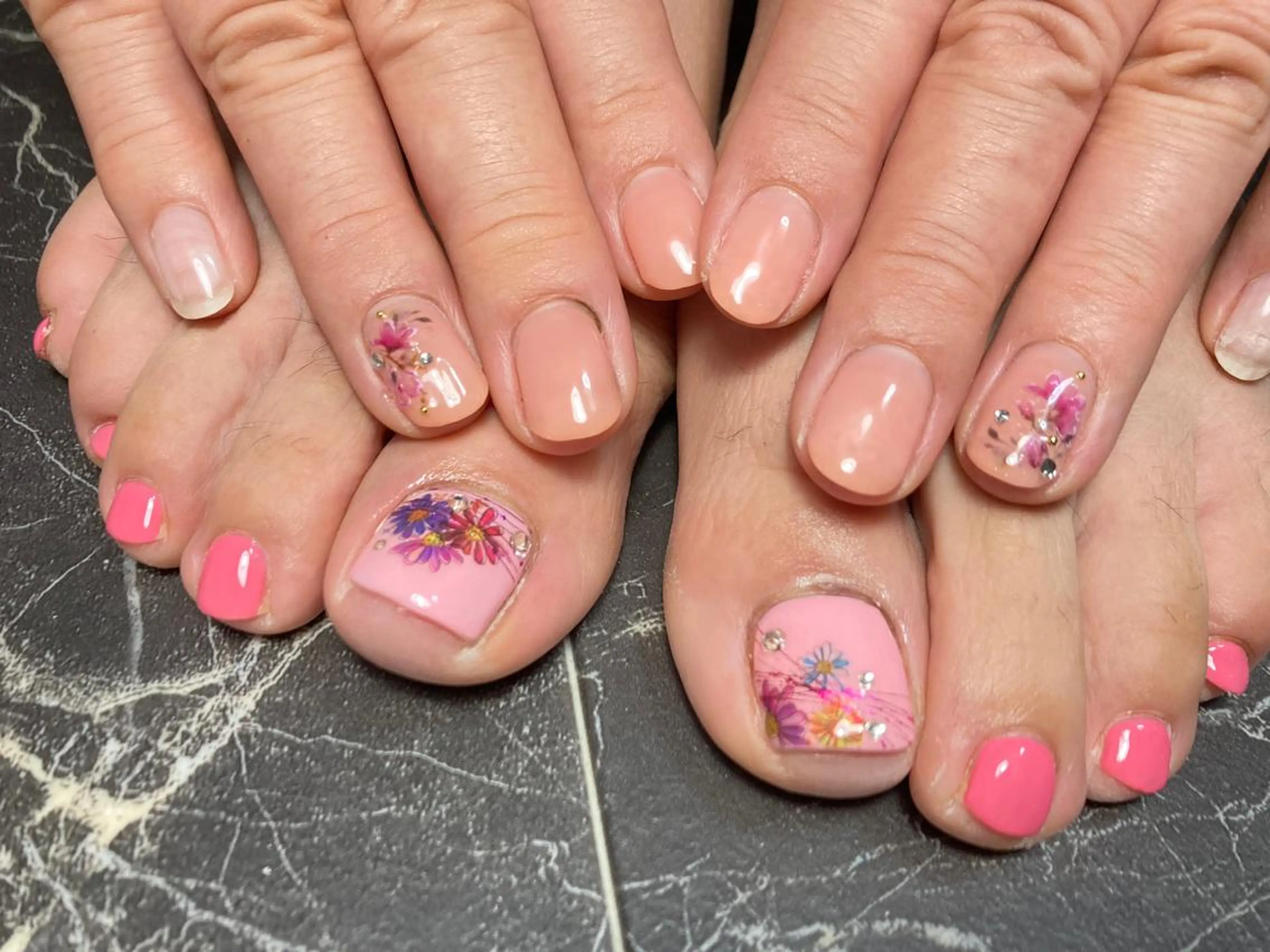 ショート ネイル ハンドネイル フットネイル ✴︎ Delightのネイルデザイン