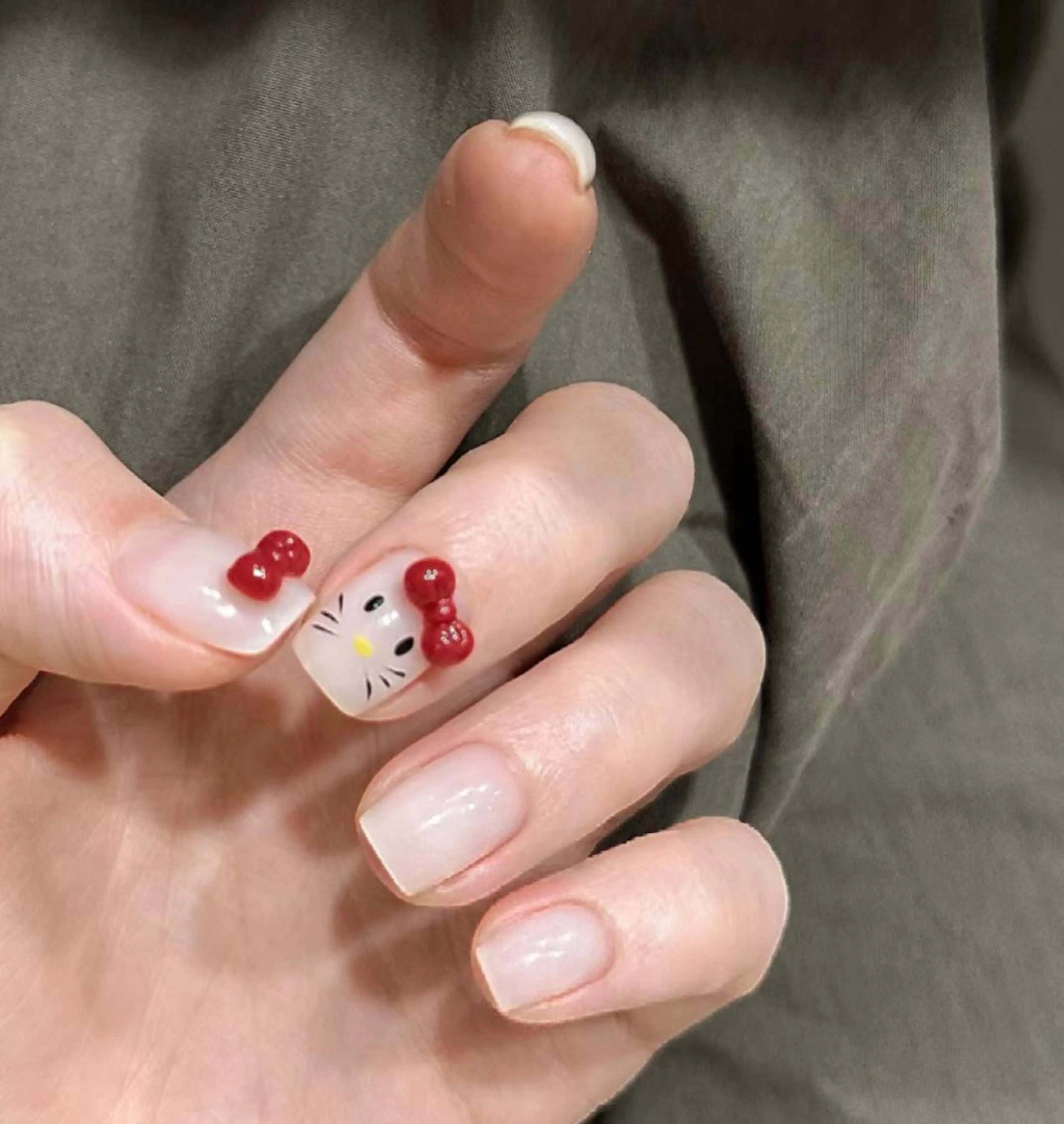 [初回ソフトジェルオフ無料] SNS流行り！HelloKittyネイルデザイン　Aの写真