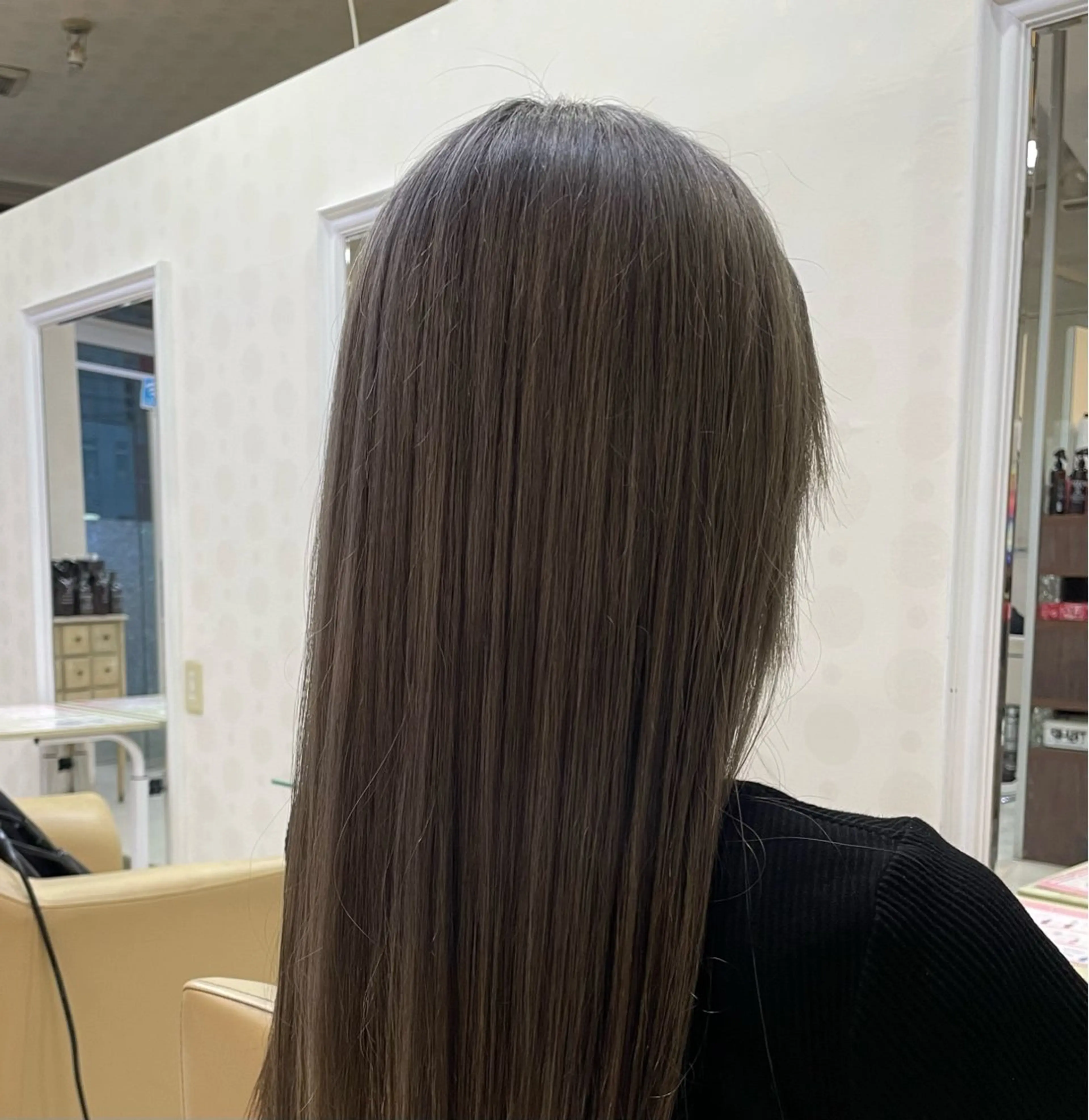 カラー ブリーチ シルバー 宇野 美奈子のヘアスタイル