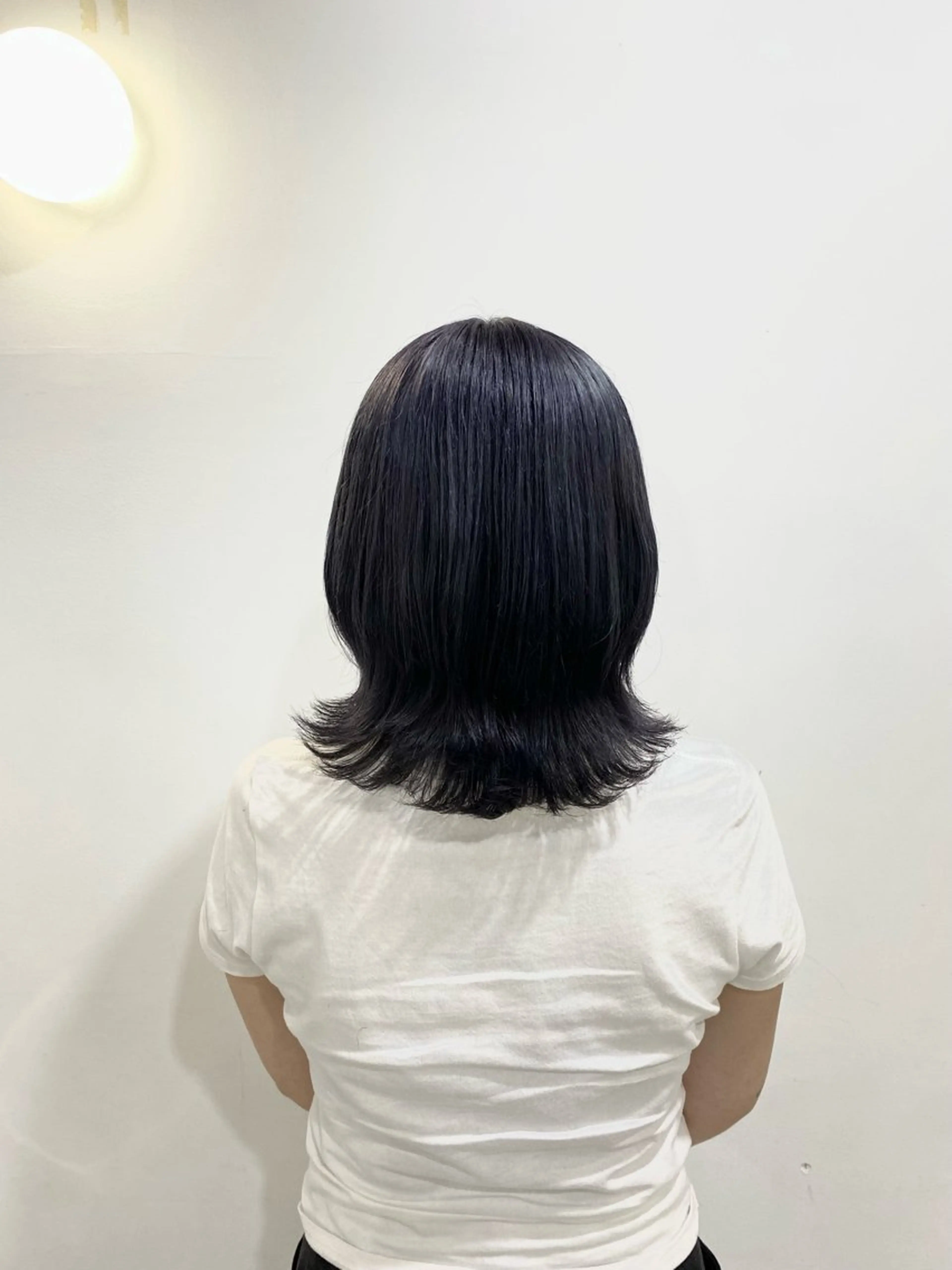 ミディアム カラー ブリーチ 透明感カラー ラベンダーカラー ラベンダーグレー ハナダ メイのヘアスタイル