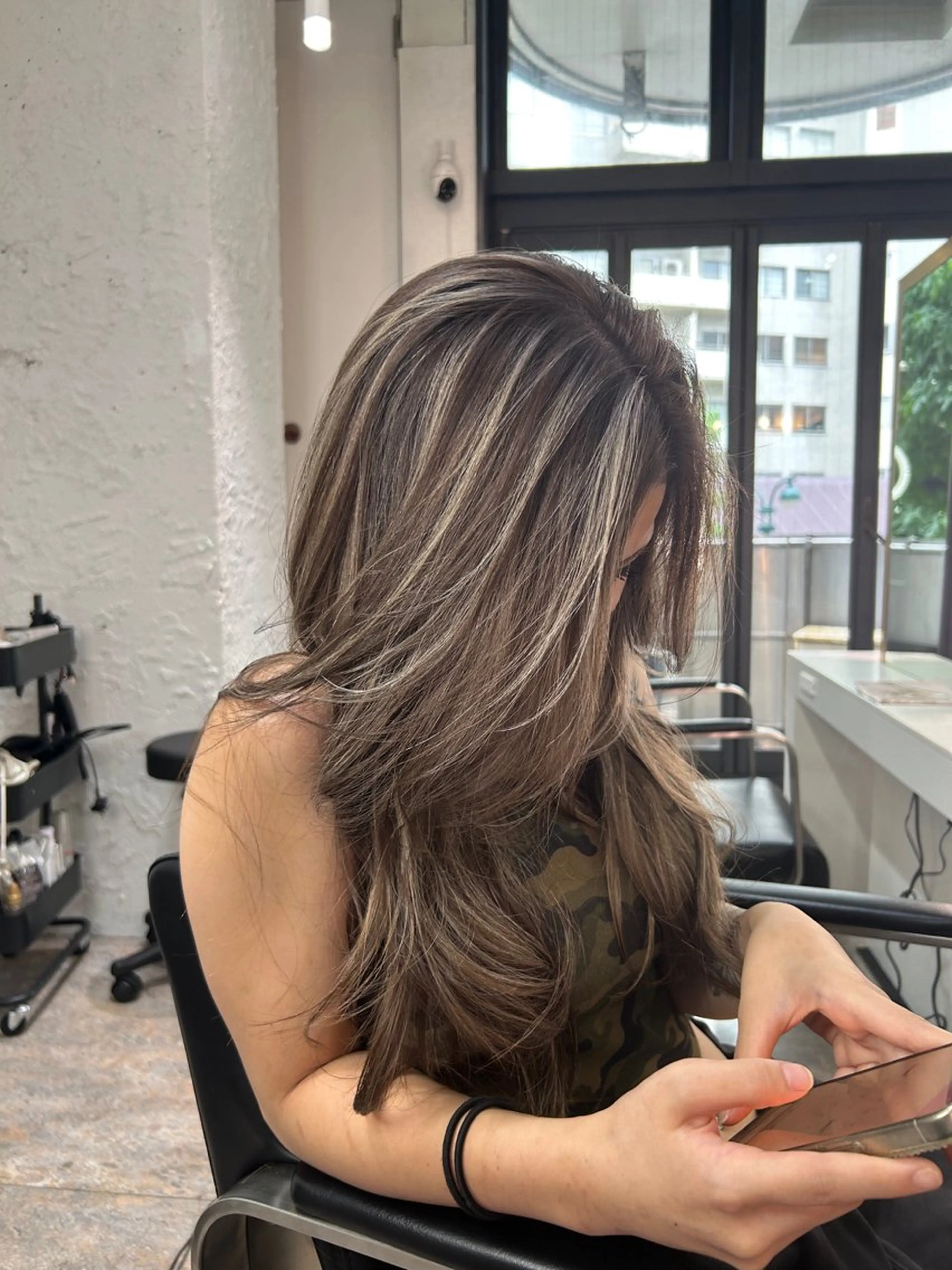 ロング カラー グレージュ レイヤーカット カット ヘアカラー トリートメント レイヤーカット BLend 渋谷のヘアスタイル