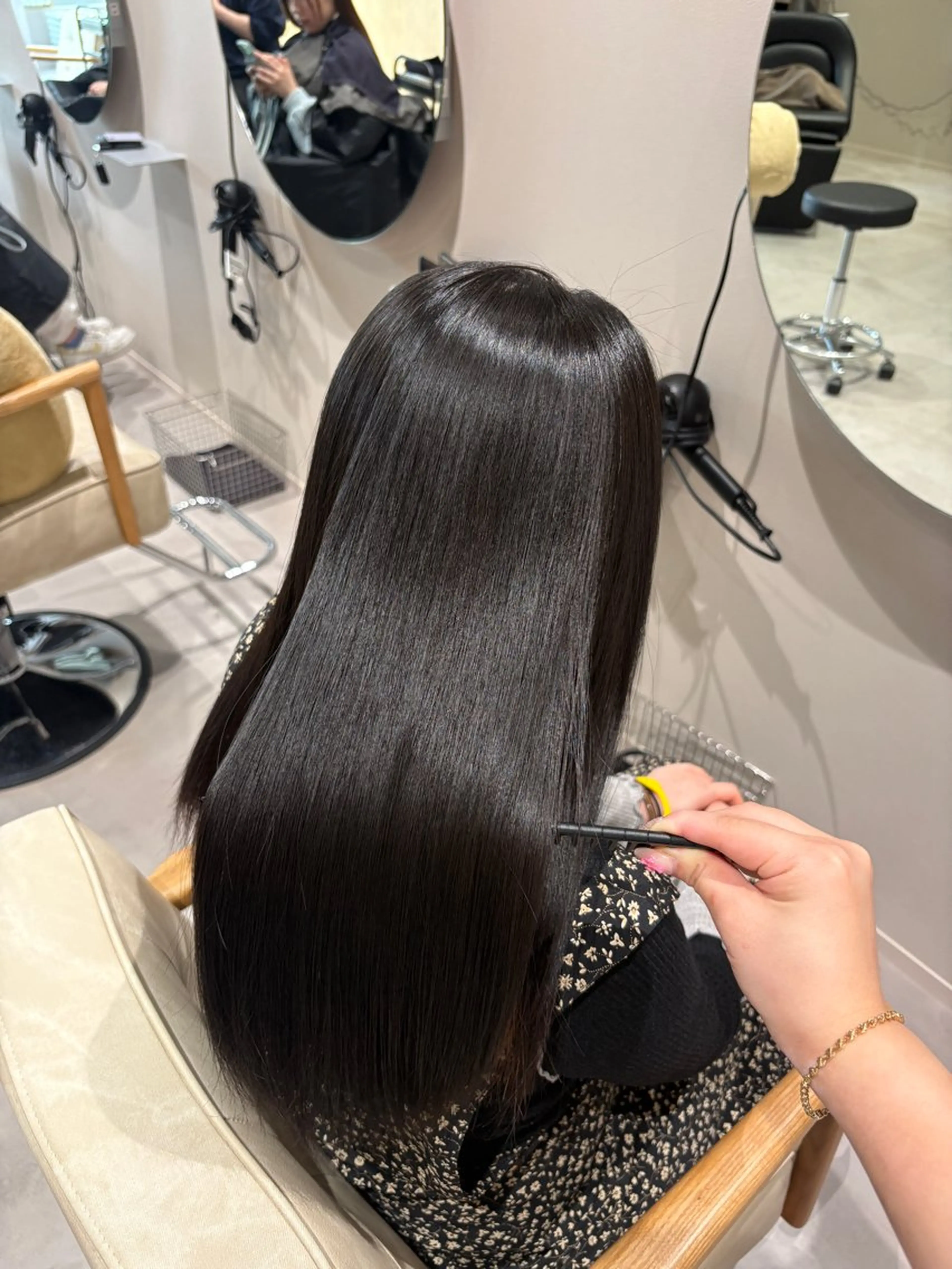 セミロング 縮毛矯正 井山 葵のヘアスタイル