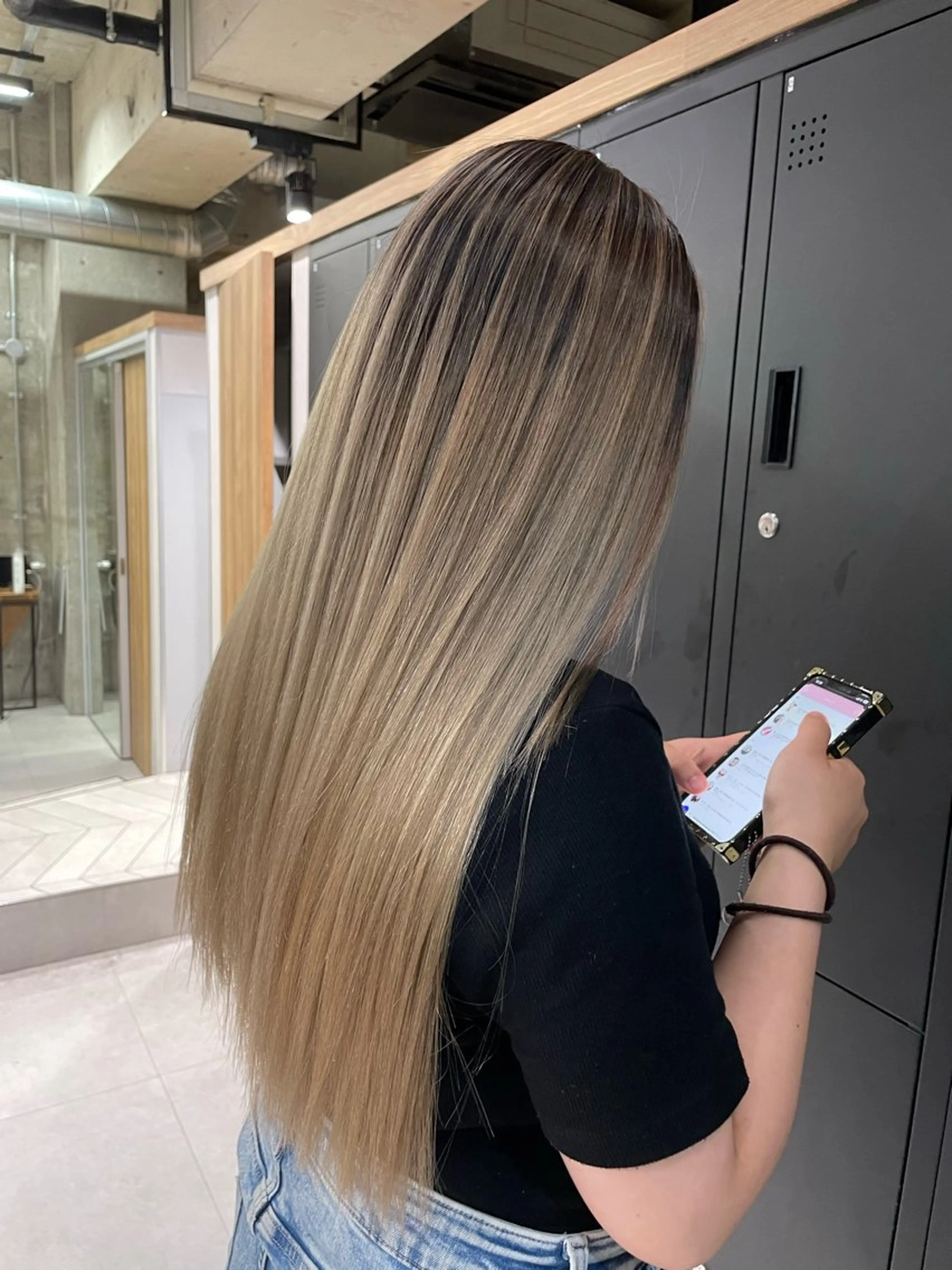 ロング レイヤーカット 🫧ハイライトカラー 🫧 𝓜𝓘𝓤のヘアスタイル