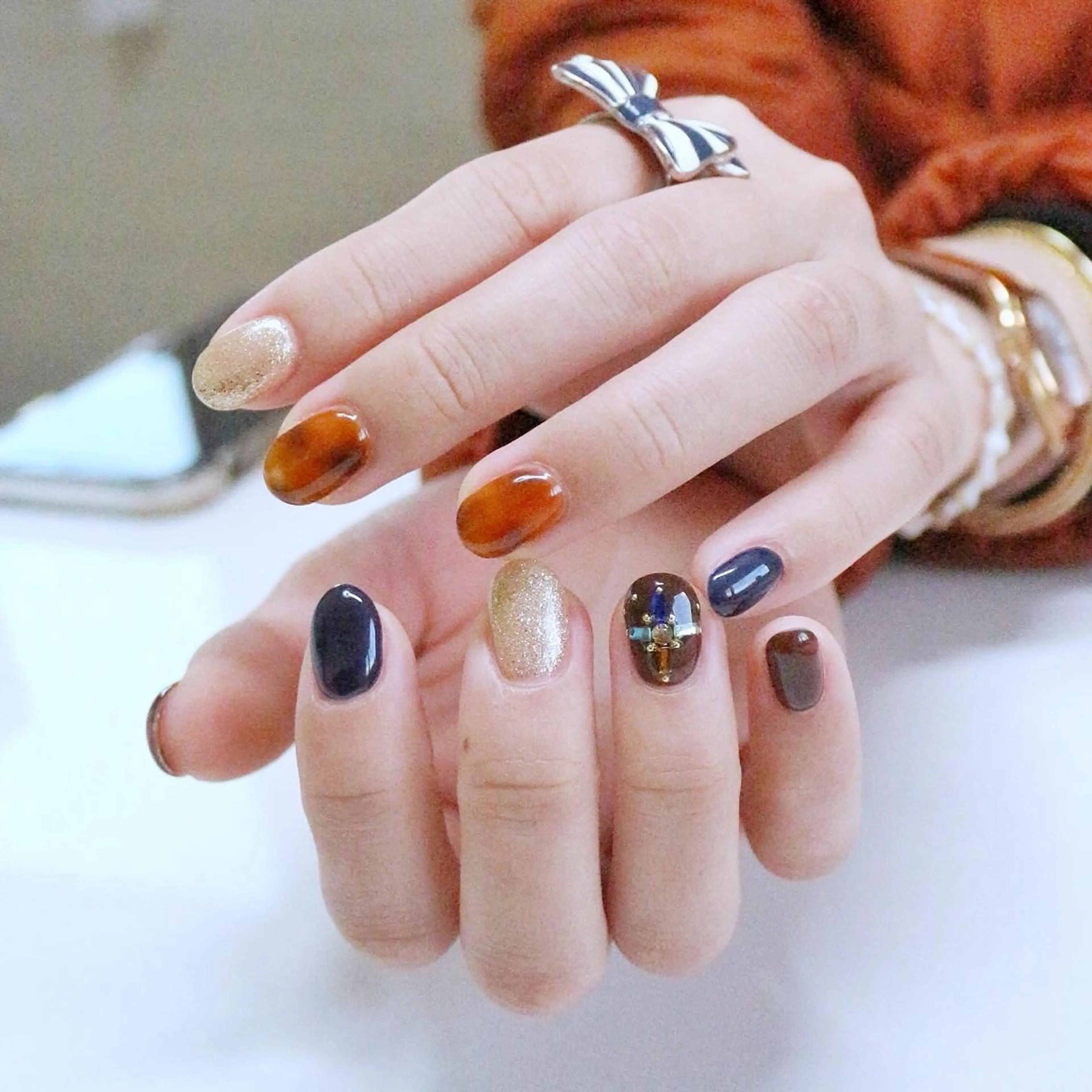 ネイル べっ甲ネイル ブルー ブラウン キラキラネイル ストーンネイル ハンドネイル Baku Nailsのネイルデザイン