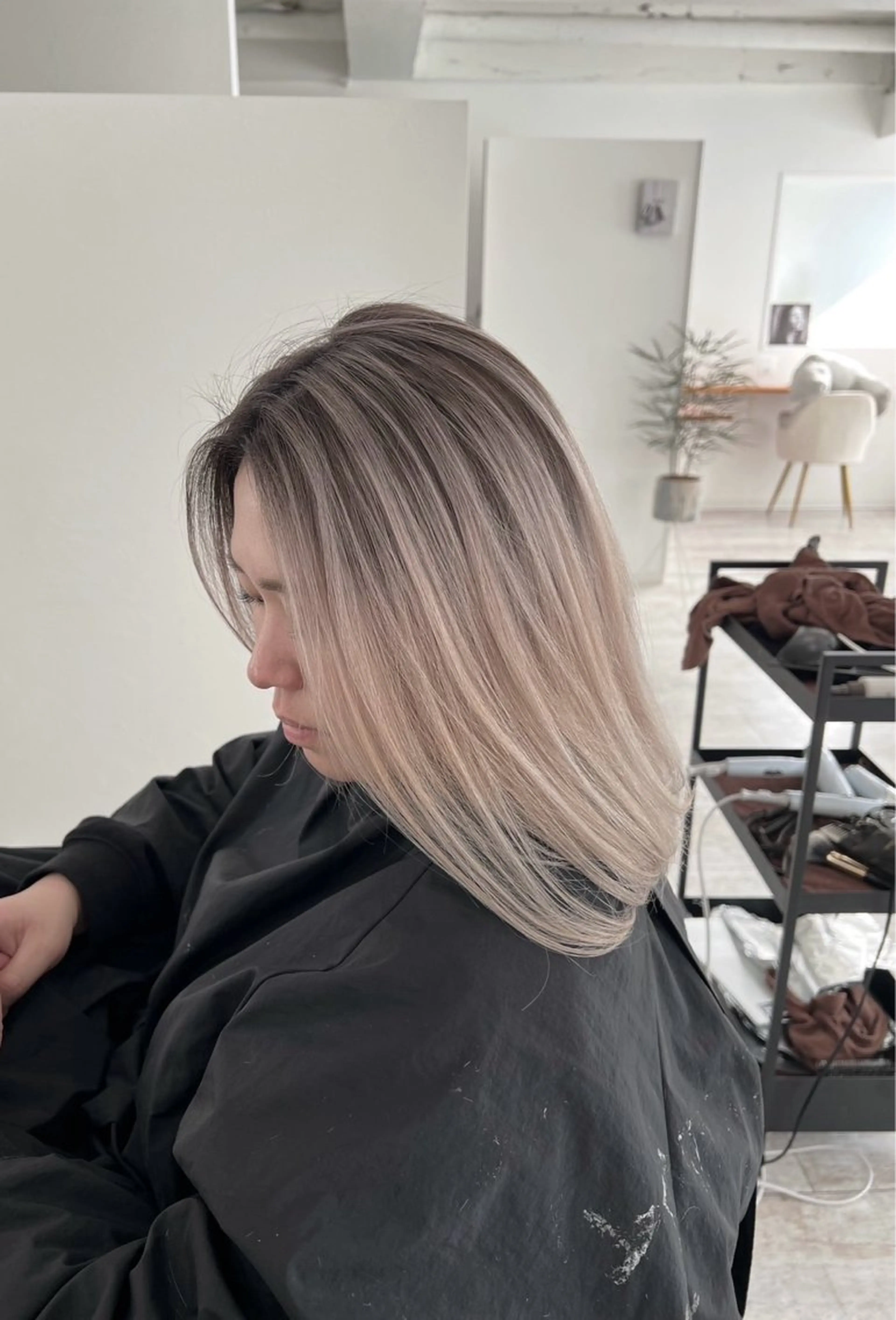 ミディアム カラー バレイヤージュ ベージュカラー ホワイトベージュ レイヤーカット ヘアカラー トリートメント ROBIN所属・指名数No.1 /NAOYAのヘアスタイル