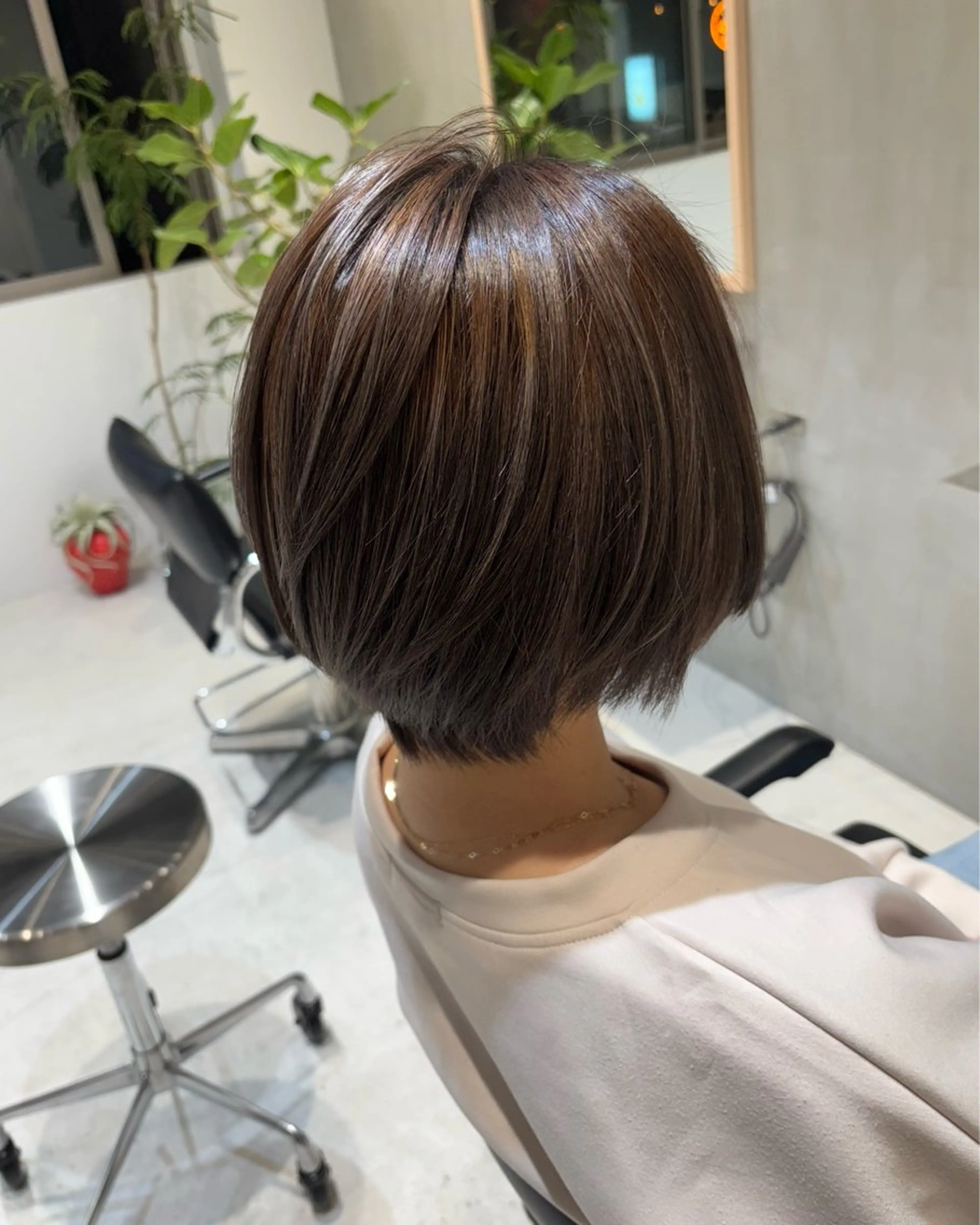 ショート カラー 塔尾 真那のヘアスタイル