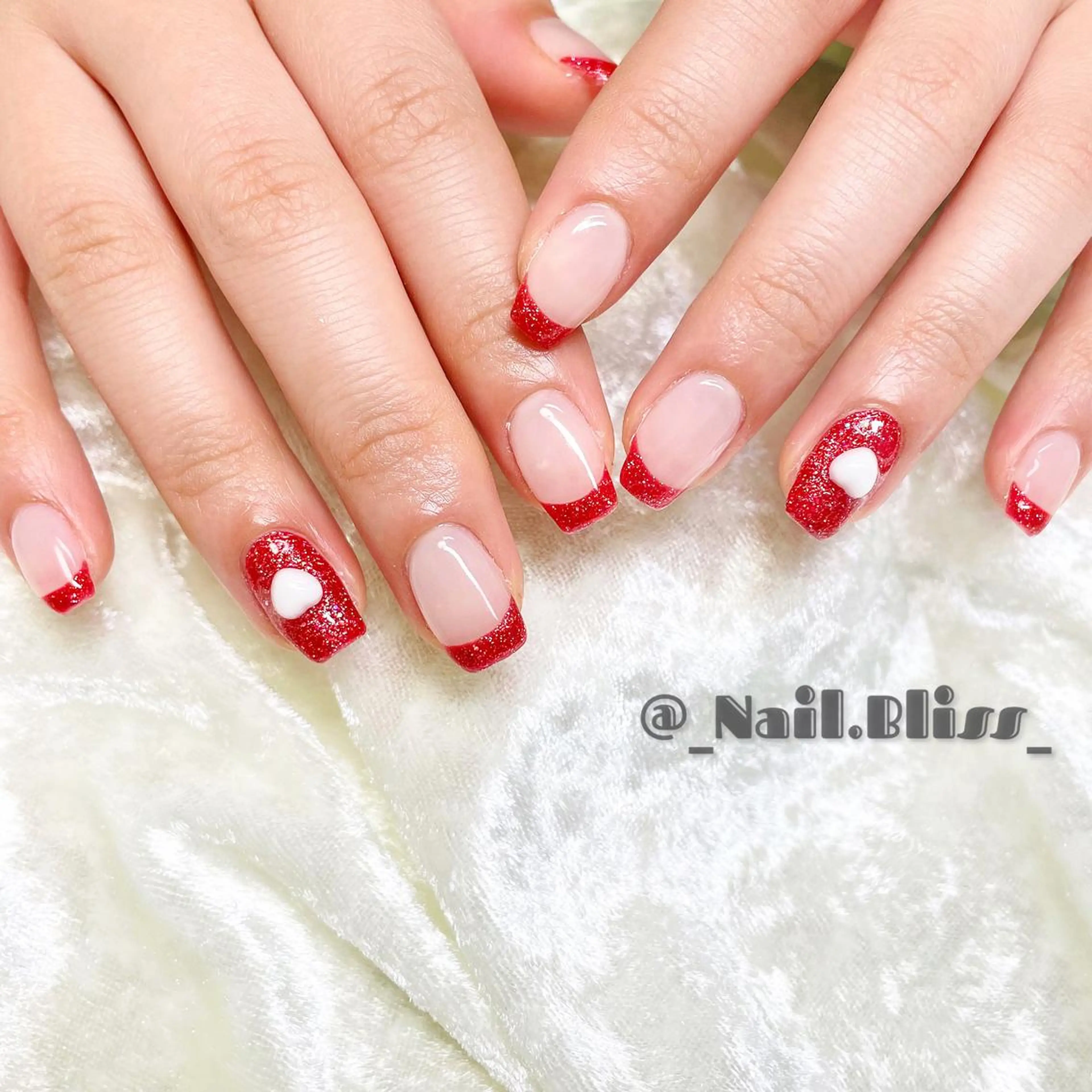 ネイル フレンチネイル ハート ハンドネイル NAIL BLISSのネイルデザイン