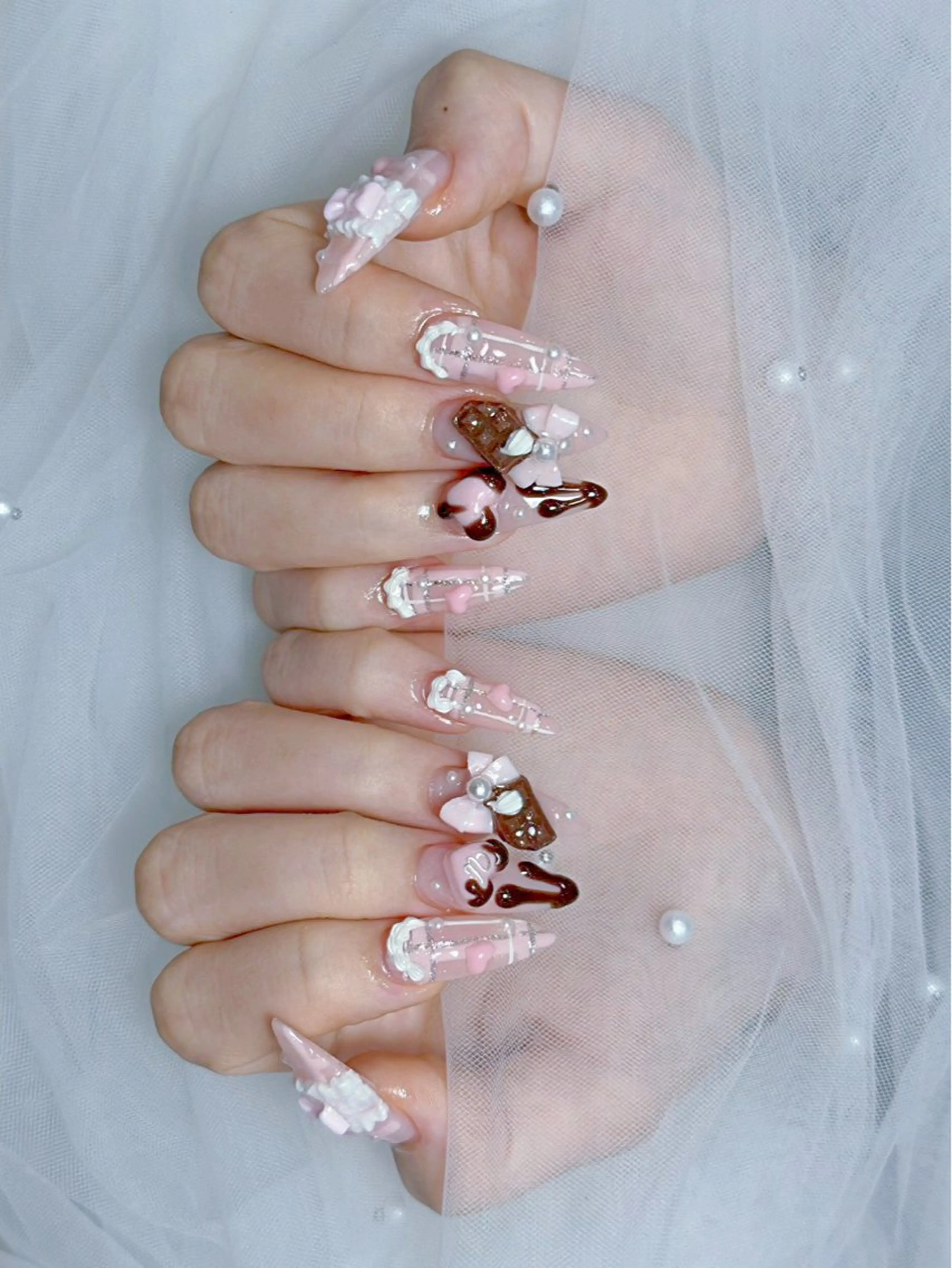 ネイル アートネイル オーロラネイル チークネイル 長さ出し フットネイル ハンドネイル ハンドケア Mio_ Noiranailのネイルデザイン