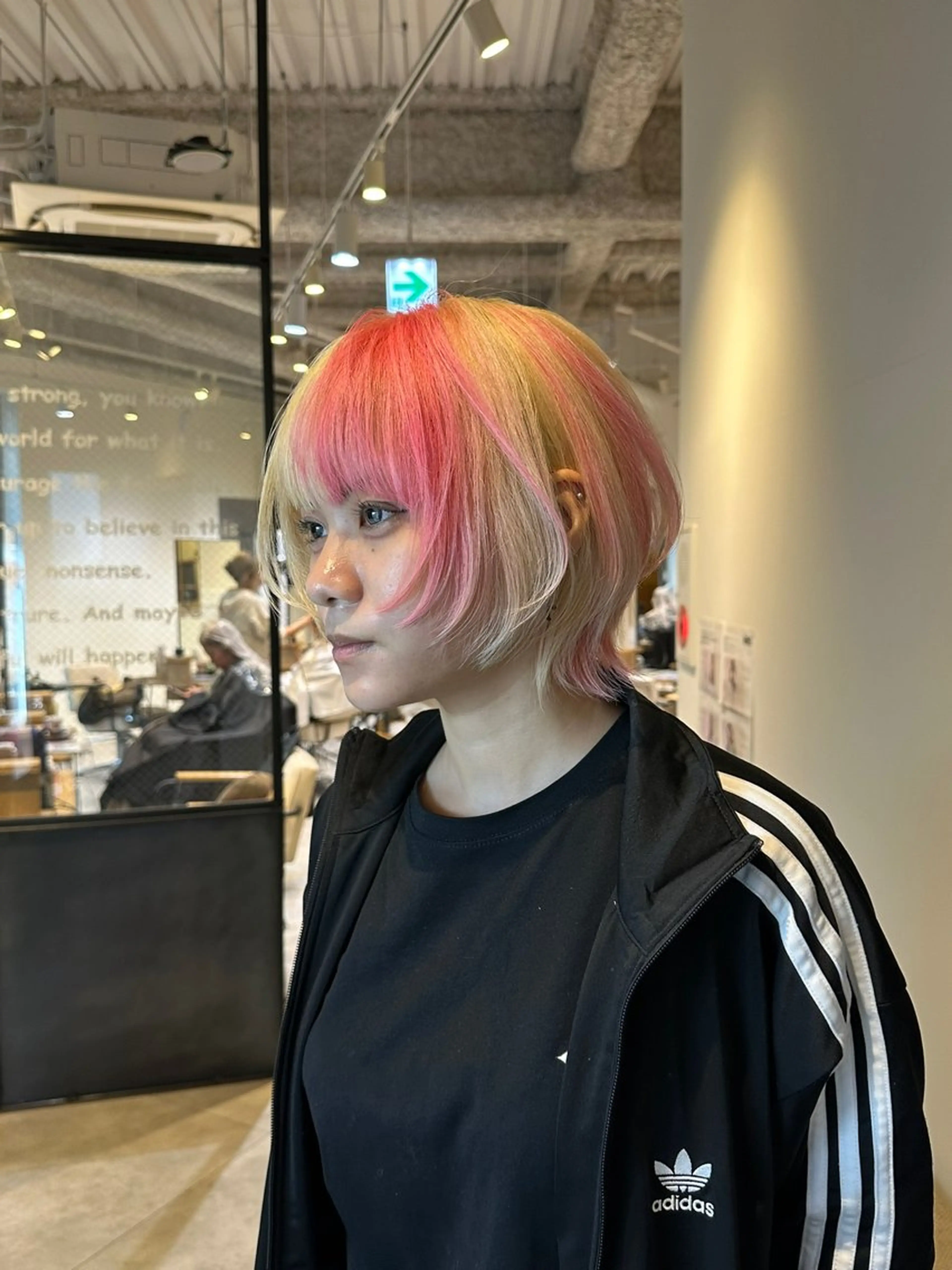 ショート カラー ハイトーンカラー ボブ くびれヘア 顔まわりレイヤー 顔周りカット 大阪ウルフカット ハッシュカットのヘアスタイル