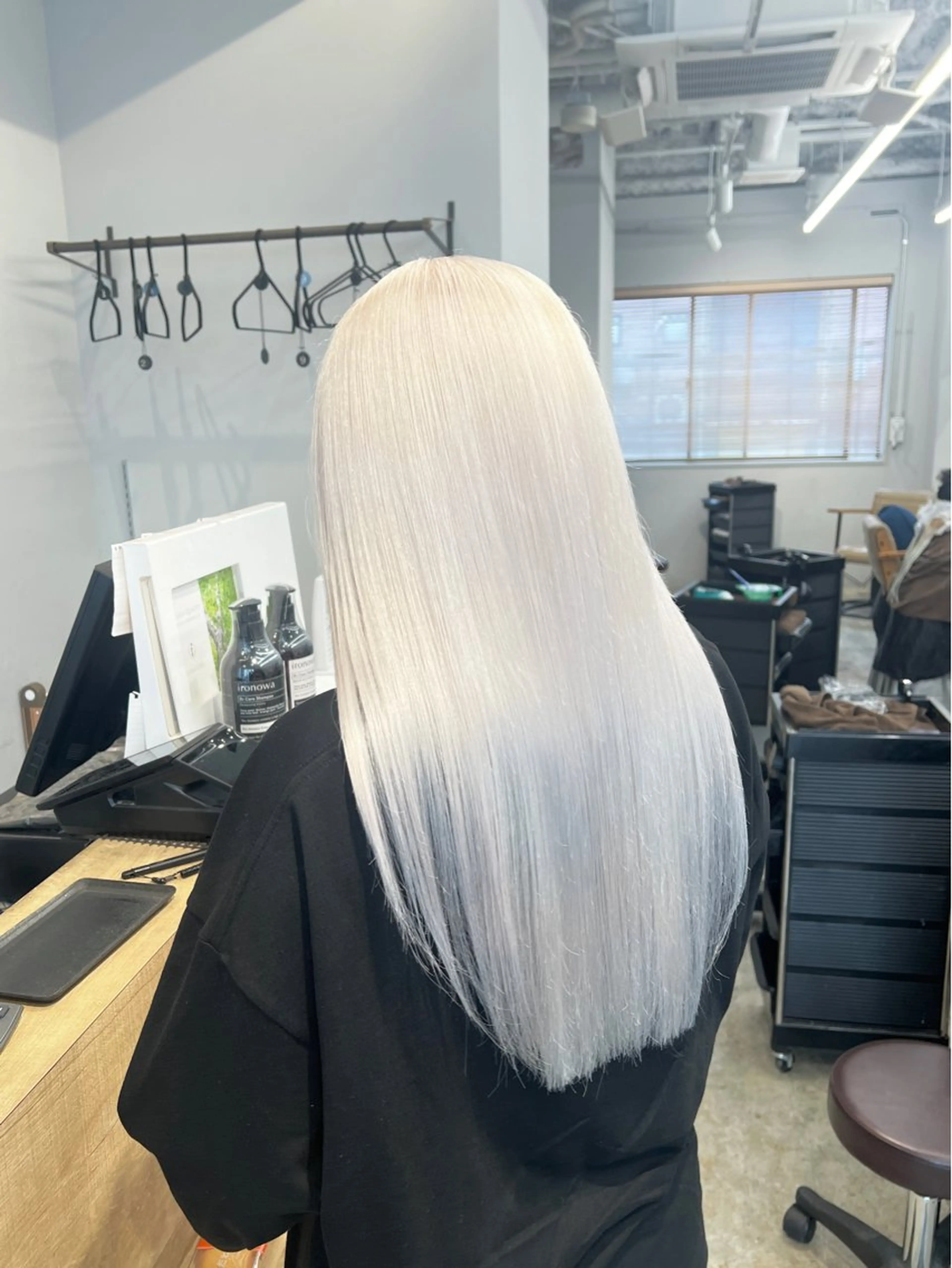 ロング カラー ヘアカラー SALOWIN柏Suite所属・ブリーチ毛の縮毛矯正 ハイトーン/岡本智樹のヘアスタイル
