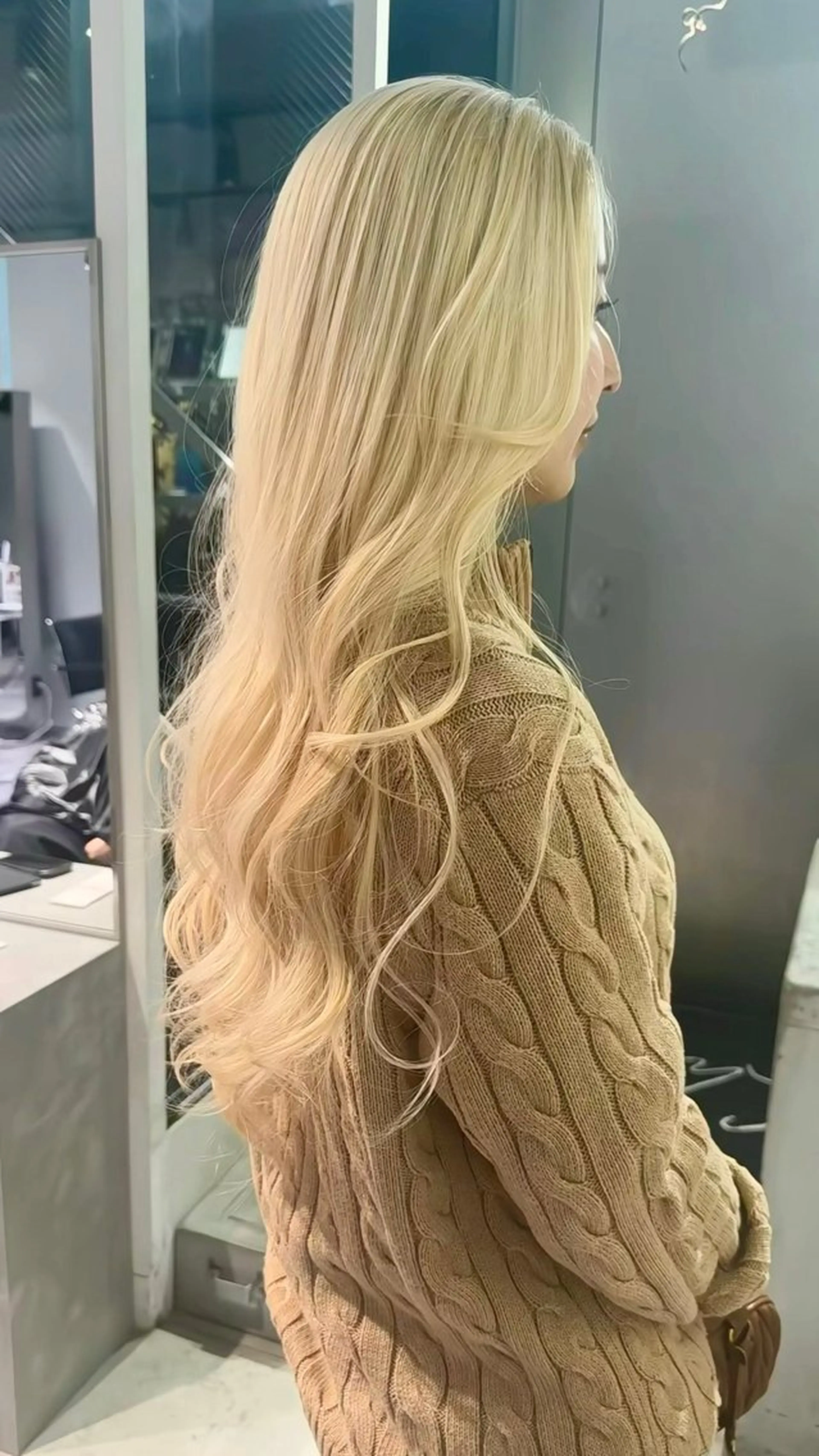 ロング カラー ブロンド ホワイトブロンド ヘアカラー トリートメント CHERIEブリーチ ダブルカラー　天神のヘアスタイル