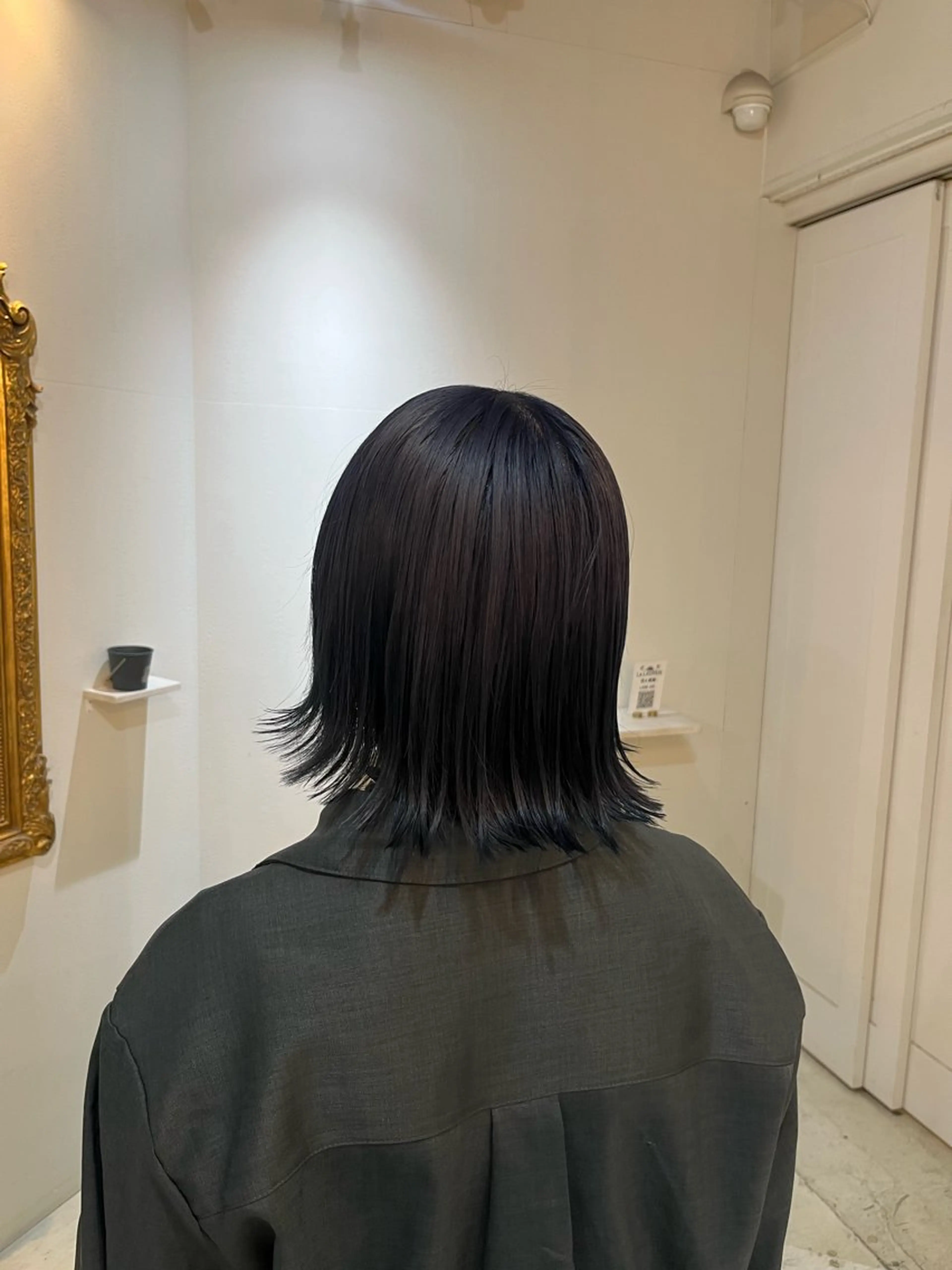 ショート ボブ 外ハネヘア ヘアカラー 🩶ハイトーン🖤 URARAのヘアスタイル