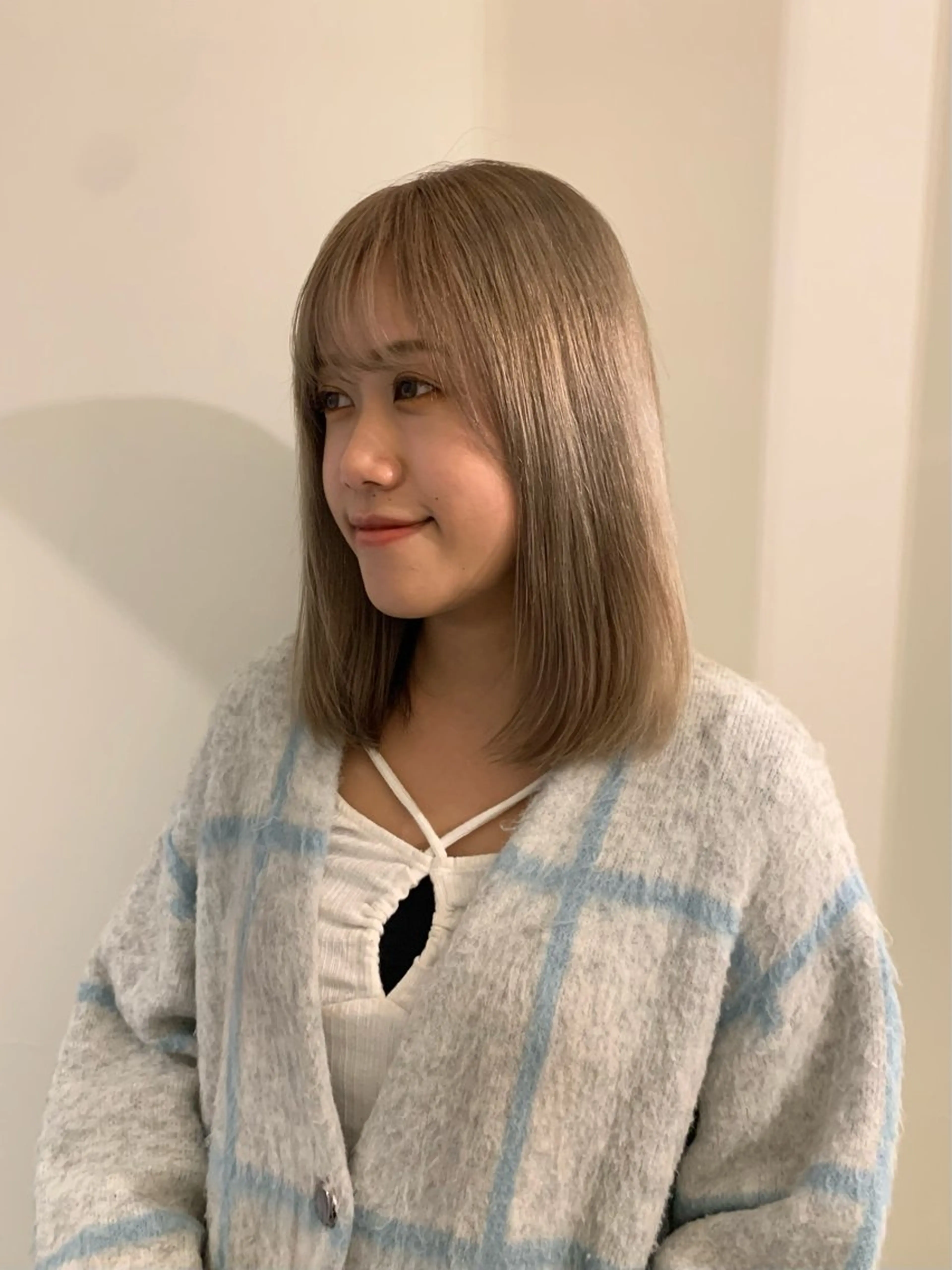 ミディアム カラー ベージュカラー ブリーチ ハイトーンカラー ミルクティーベージュ クリスマス ヘアカラー 落合希 Olivebeigeのヘアスタイル