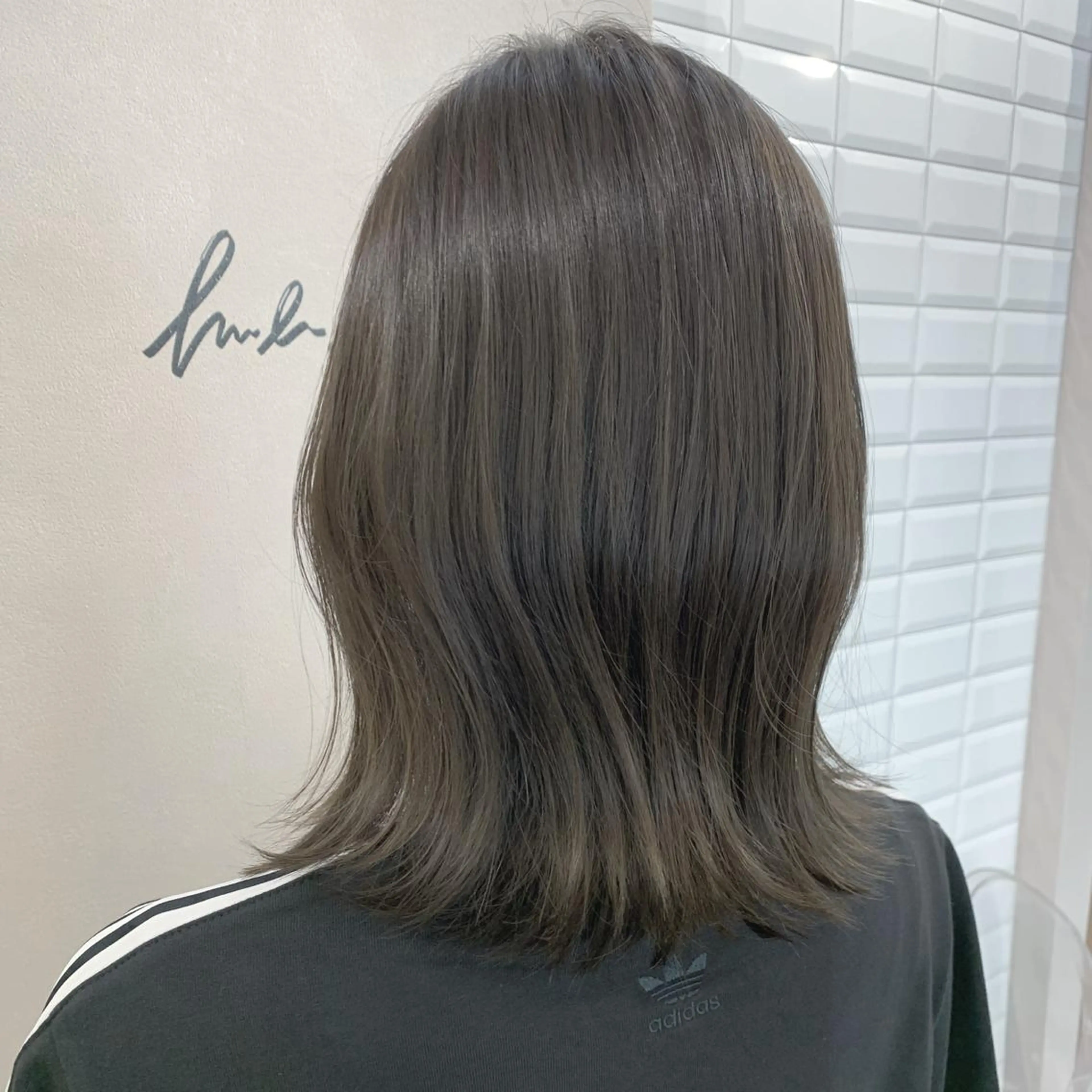 ミディアム カラー アッシュ アッシュグレー ブリーチ ブリーチなしカラー hub hair レイヤー/透明感のヘアスタイル