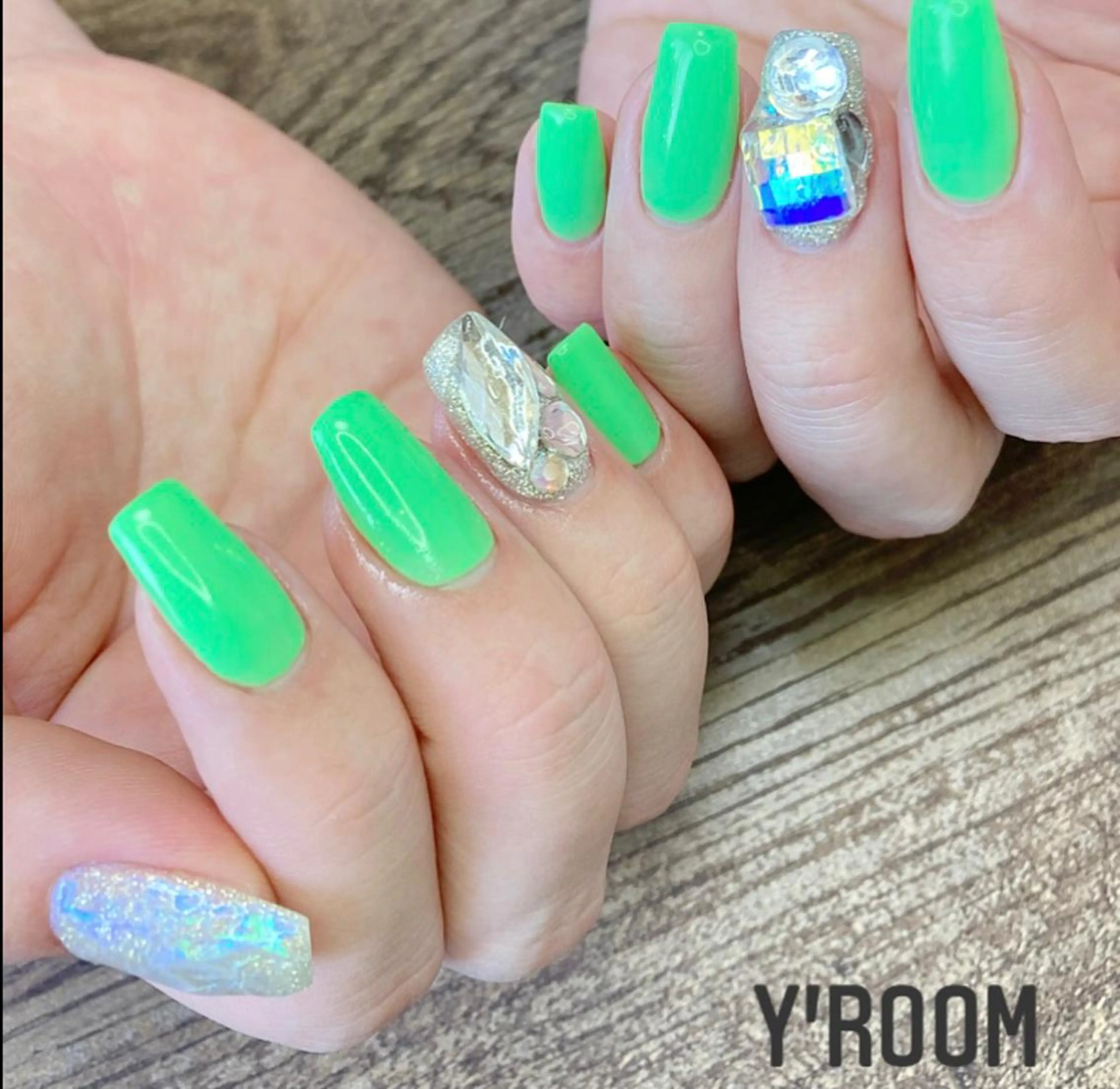 ネイル オーロラネイル フラッシュネイル ジェルネイル グラデーション マグネットネイル YUKA （ネイリスト）のネイルデザイン