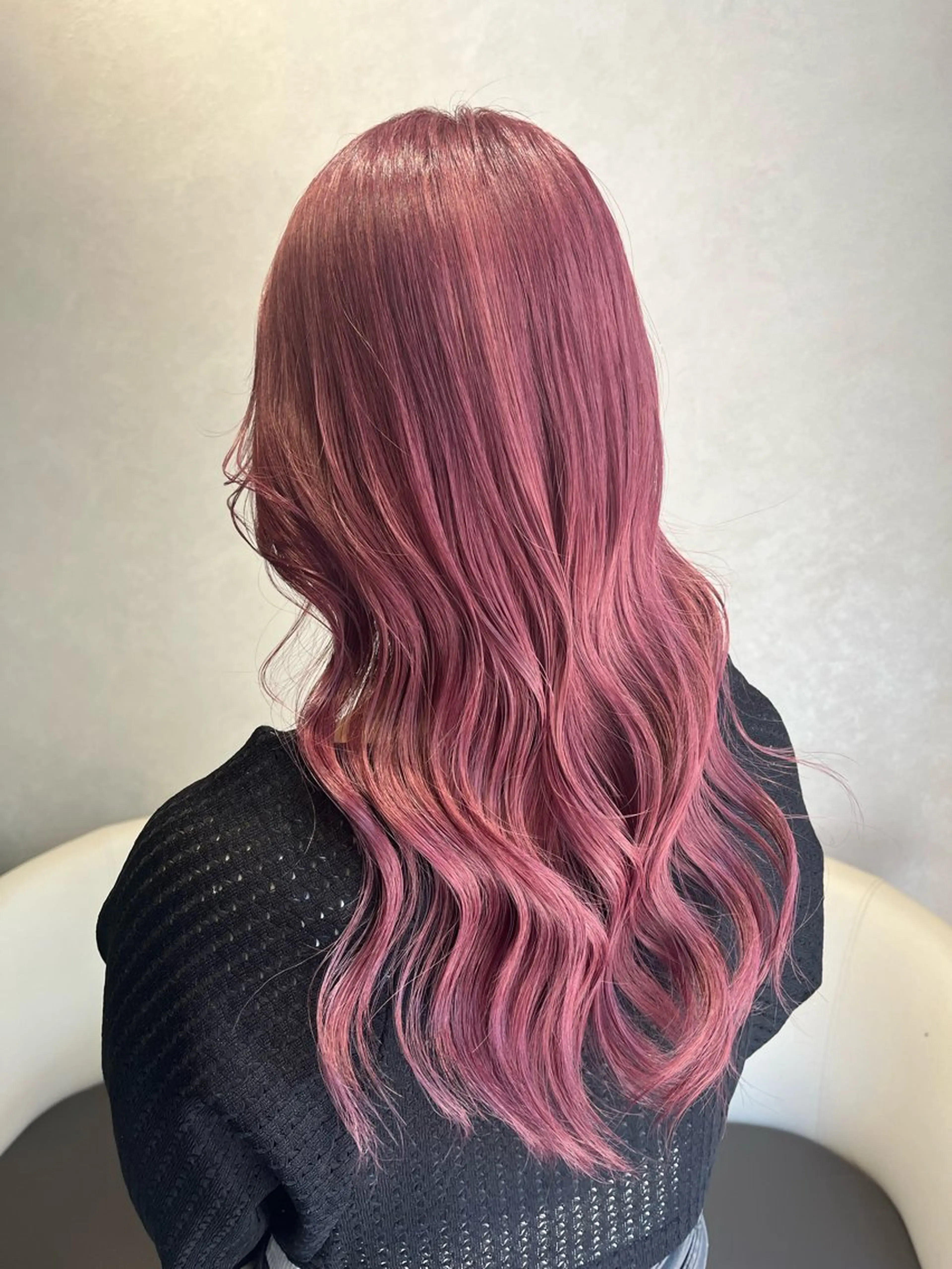 ロング カラー ピンクカラー 岡野 芽依のヘアスタイル