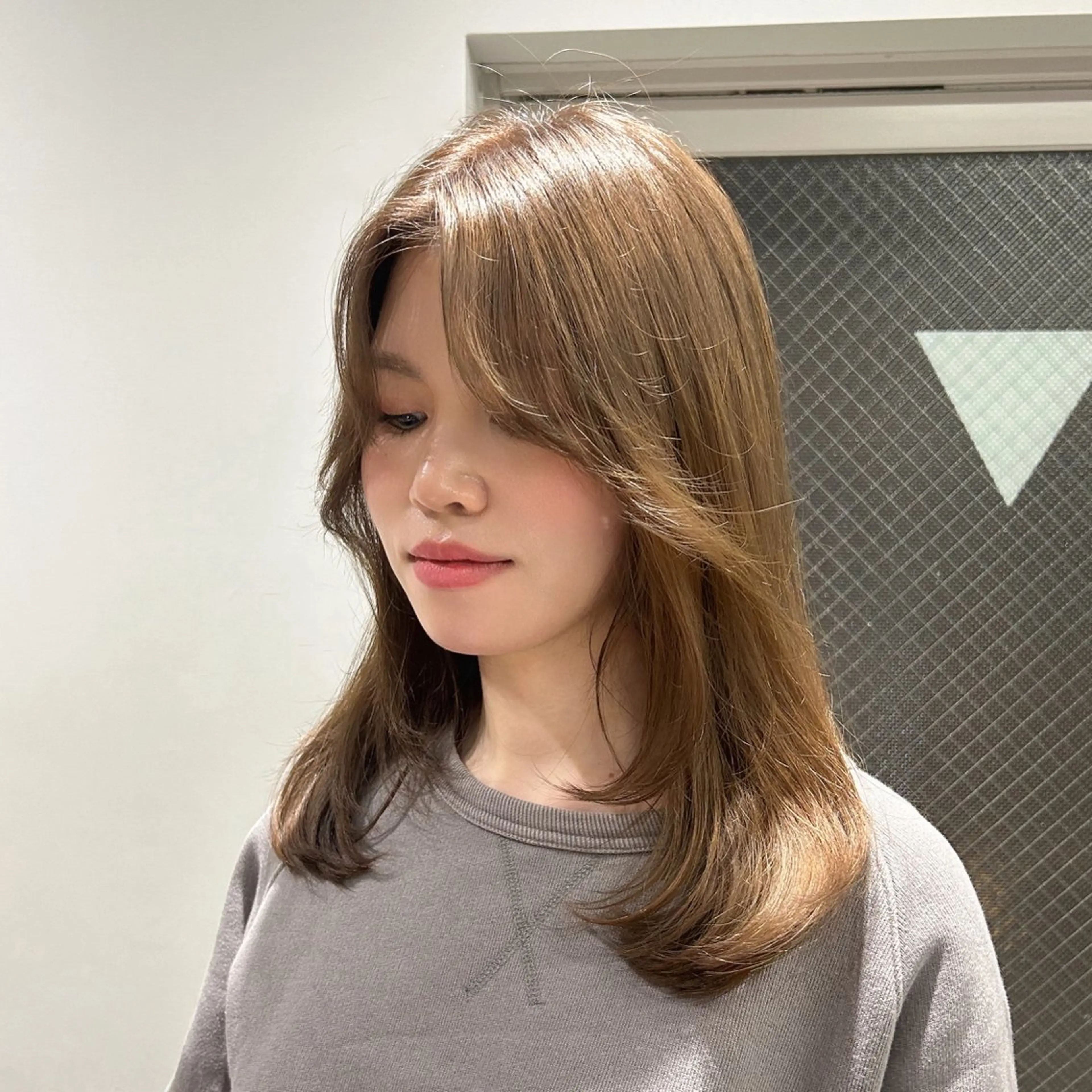 ミディアム カラー ベージュカラー ブリーチ 透明感カラー レイヤーカット 韓国ヘア×レイヤー カット/上田丈也のヘアスタイル