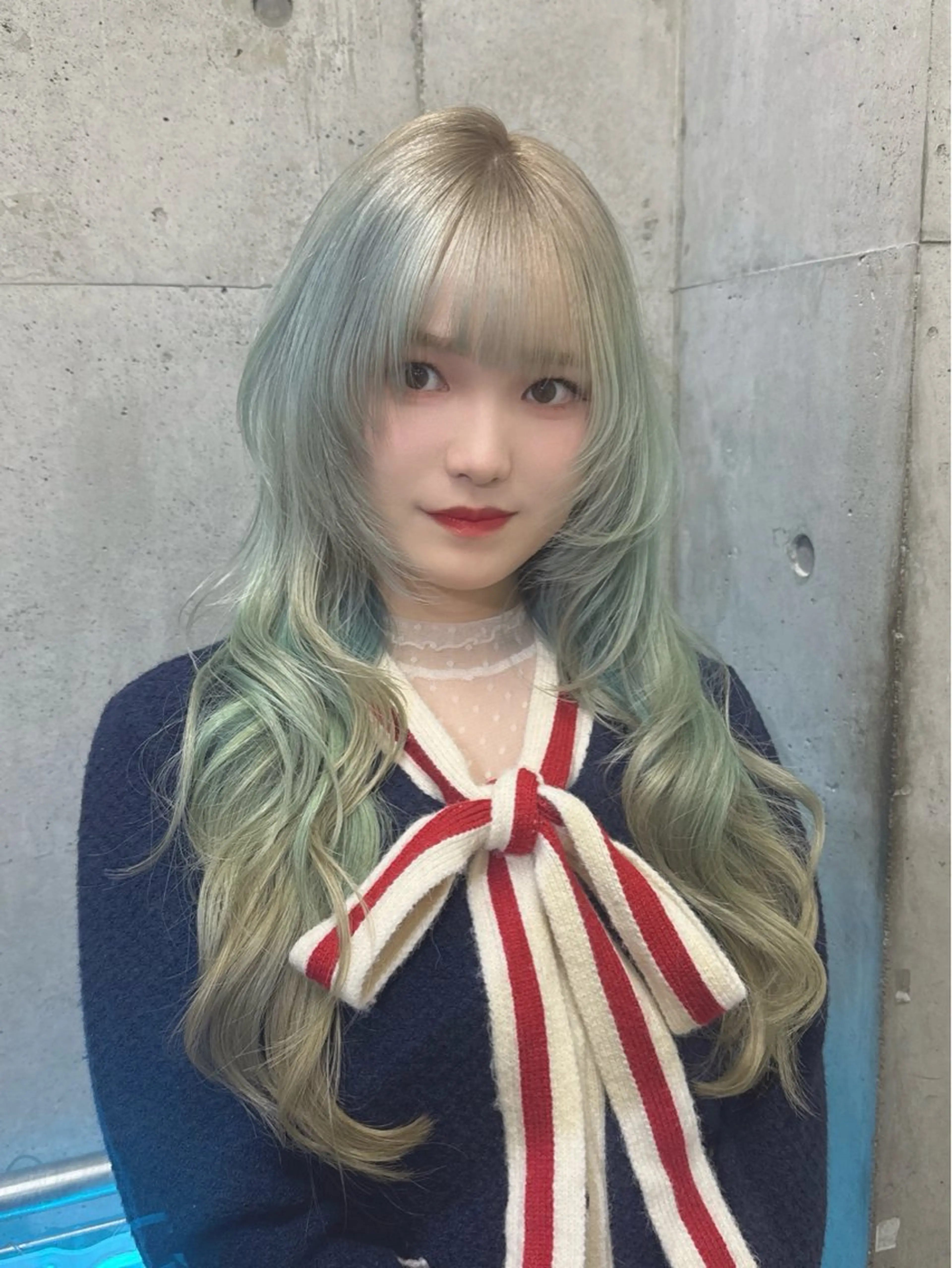 ロング カラー ヘアアレンジ ベージュカラー デザインカラー ハイトーンカラー ミルクティーベージュ ミント カット ヘアカラー トリートメント なな 顔周りカット/ 透明感カラーのヘアスタイル