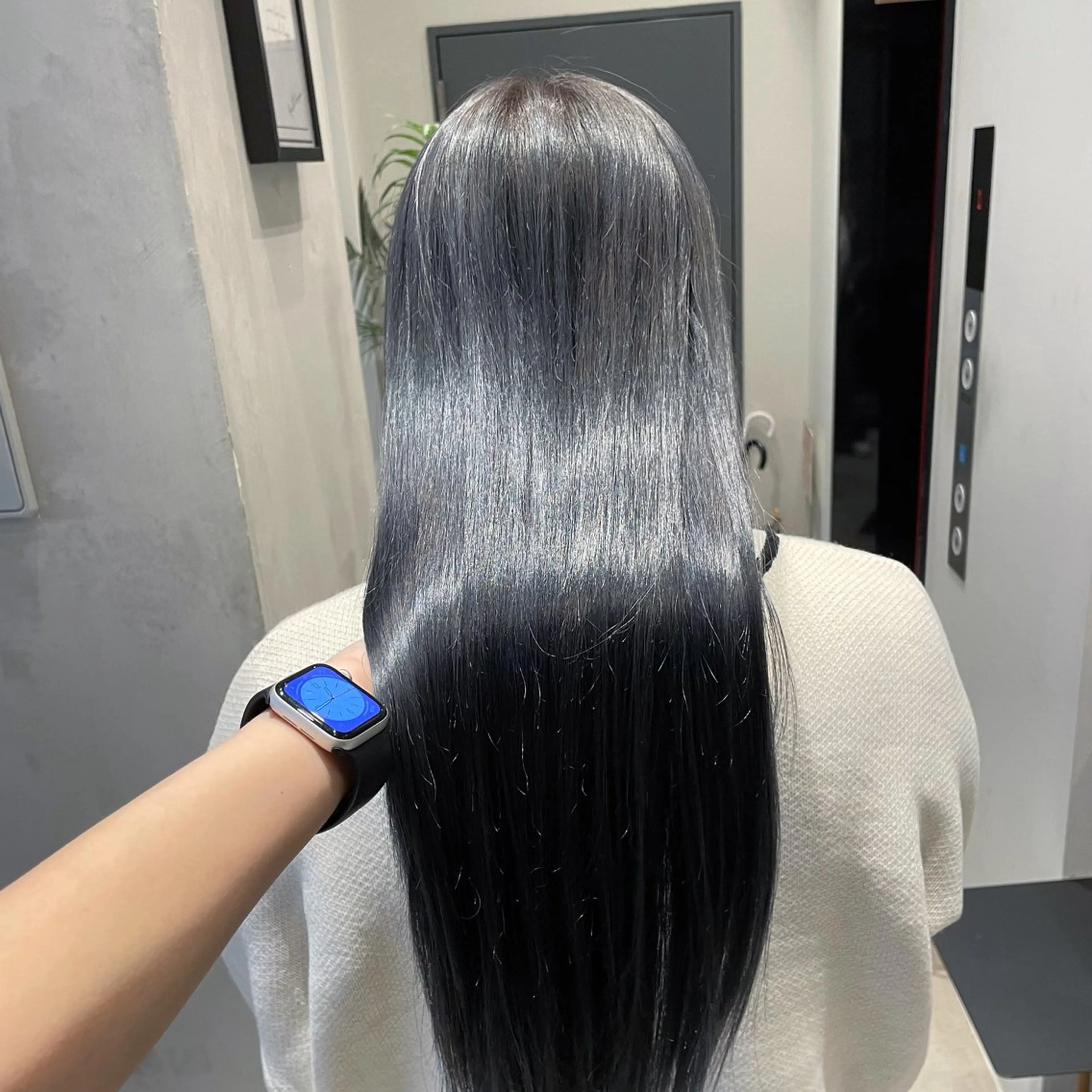 セミロング カラー 黒髪 ブリーチ ブルーカラー ブルーブラック 🤍haruna 🤍SUIのヘアスタイル