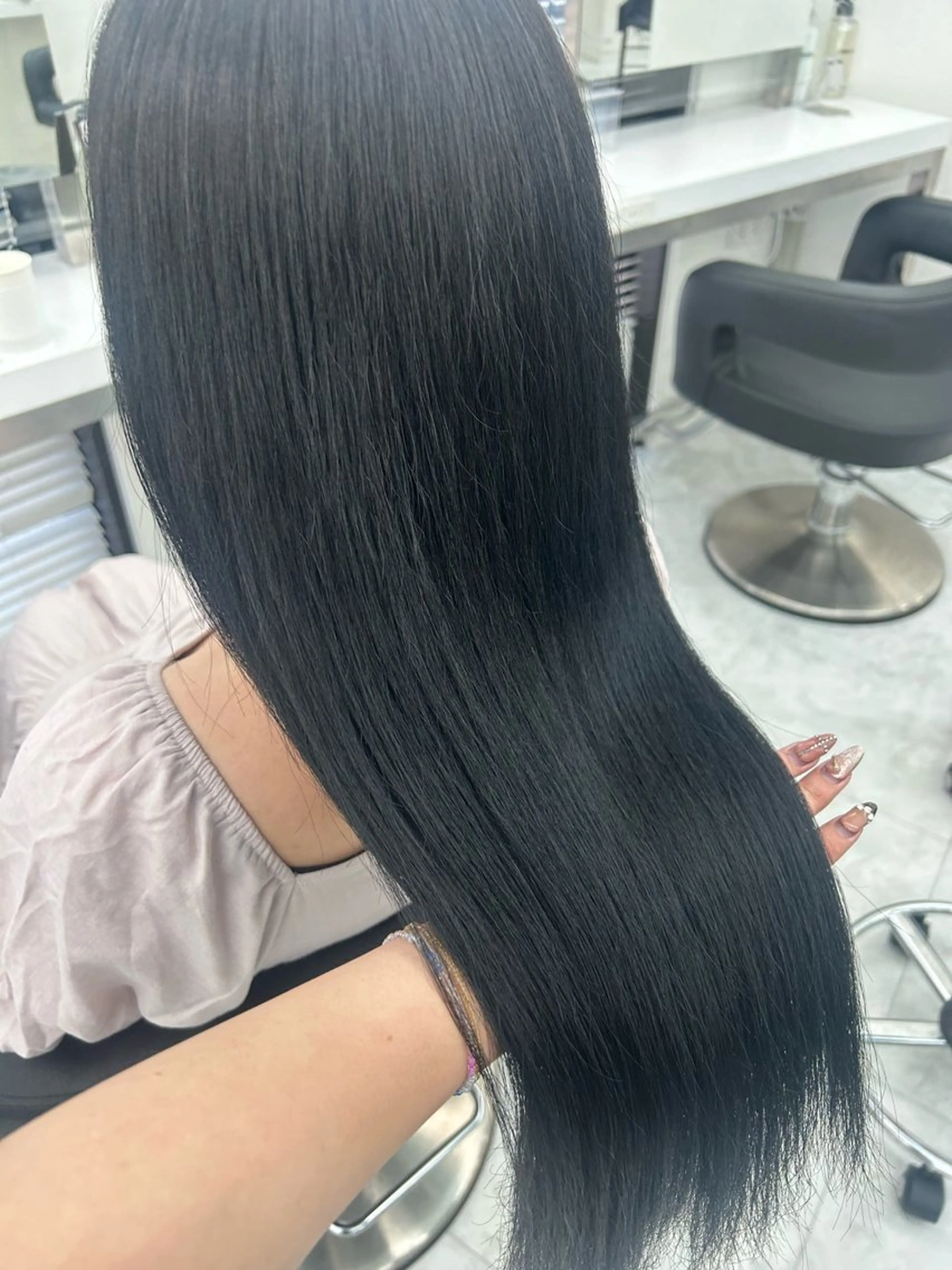 カラー niina🖤 透明感×レイヤーのヘアスタイル