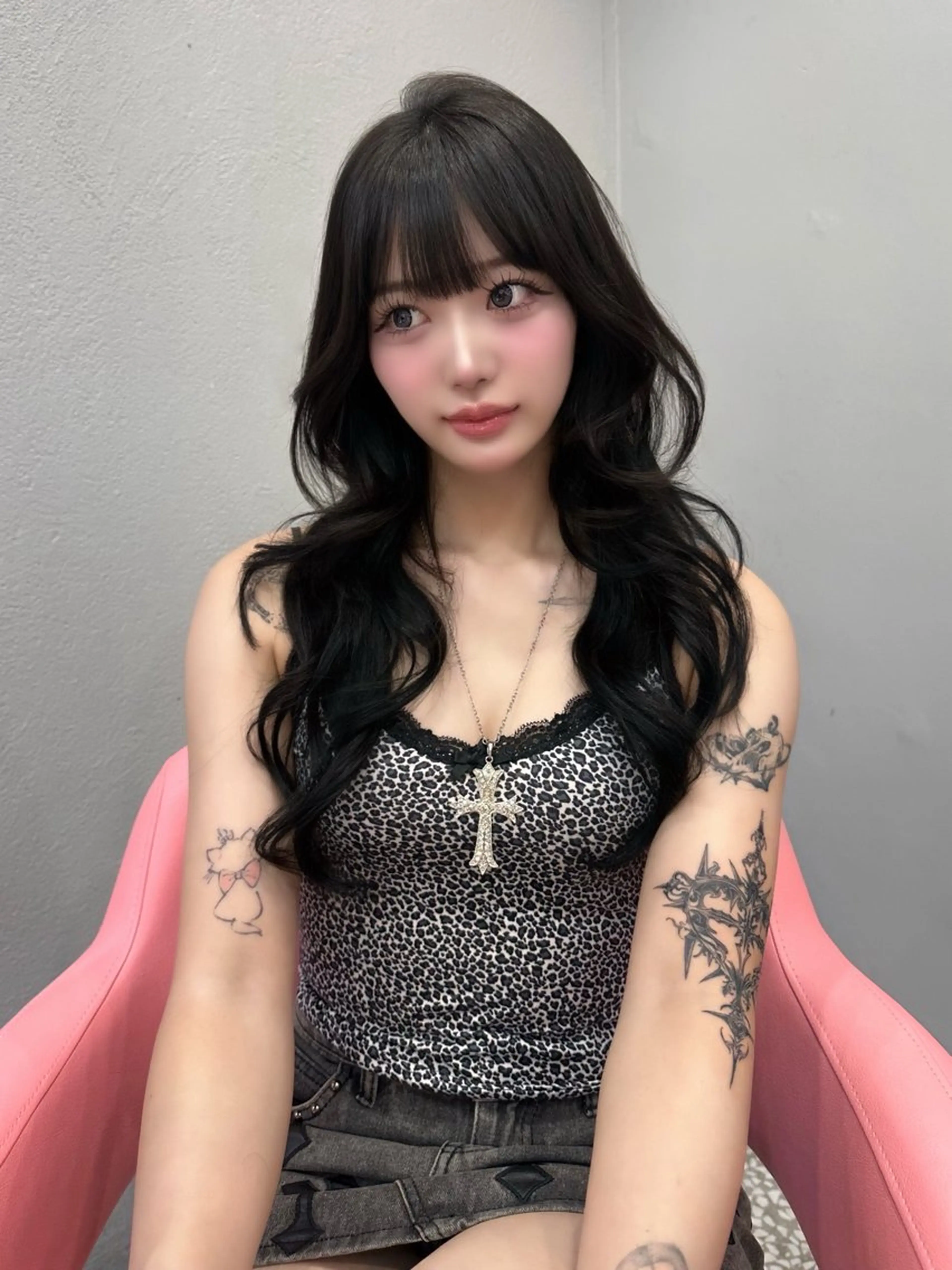 ロング カラー ヘアアレンジ ケアカラー ダークグレー ダークグレージュ グレージュ 顔周りカット ヘアセット 𝑴𝑶𝑲𝑨渋谷 トレンド韓国ヘア🩷のヘアスタイル