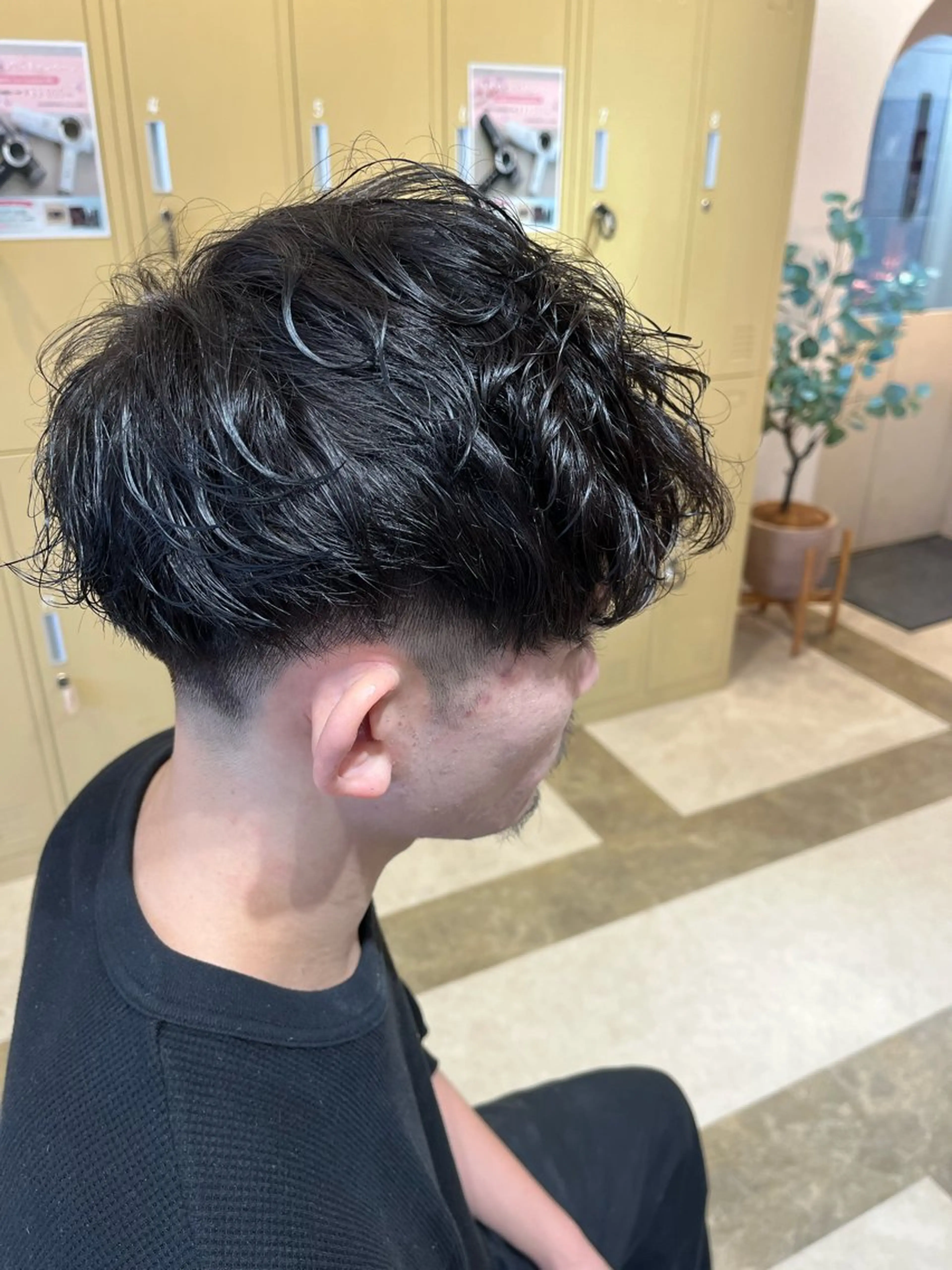 メンズ フェードカット メンズパーマ スペインカール 鳥見 若菜のヘアスタイル