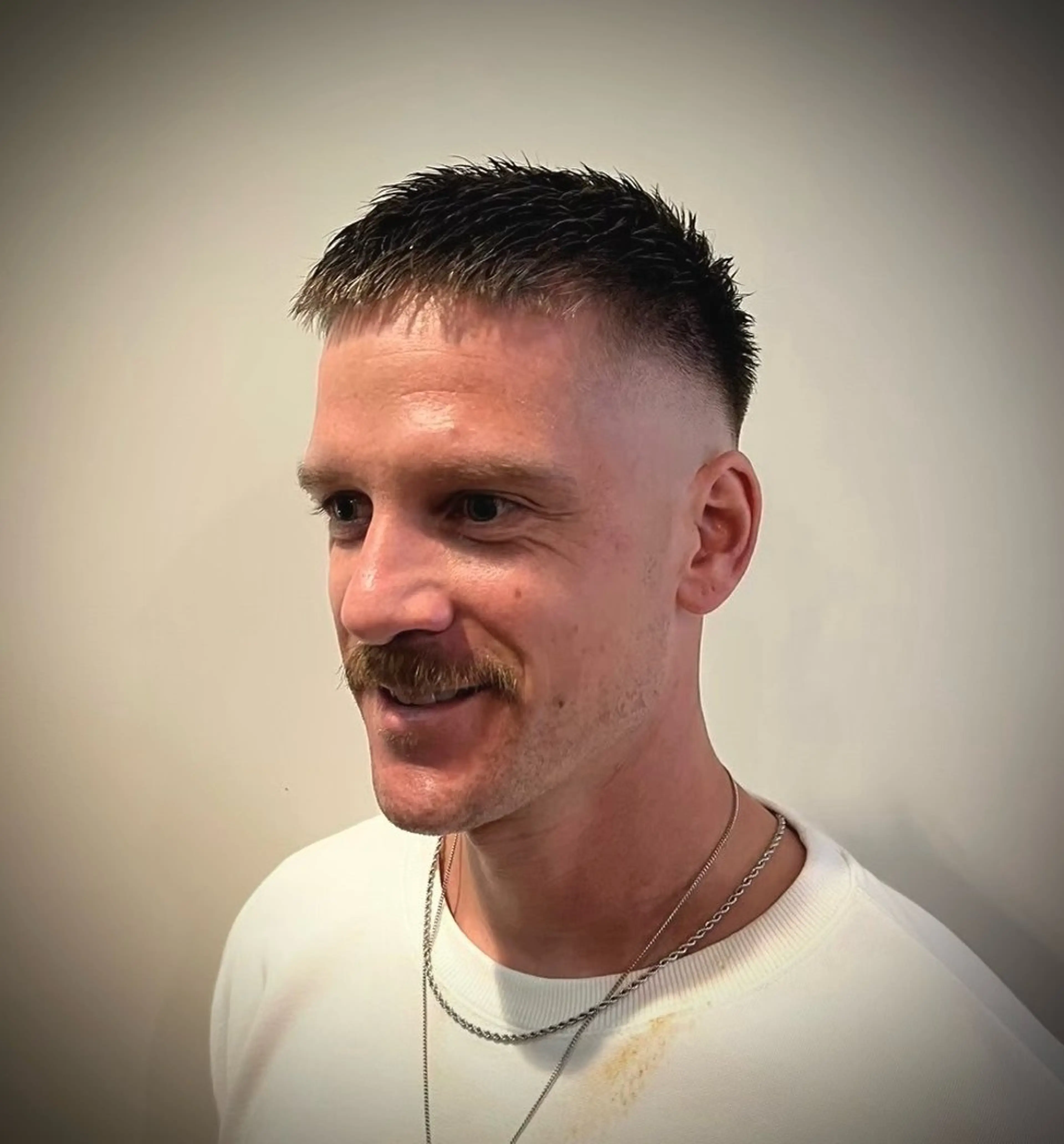 ショート 岡本 佳久のヘアスタイル