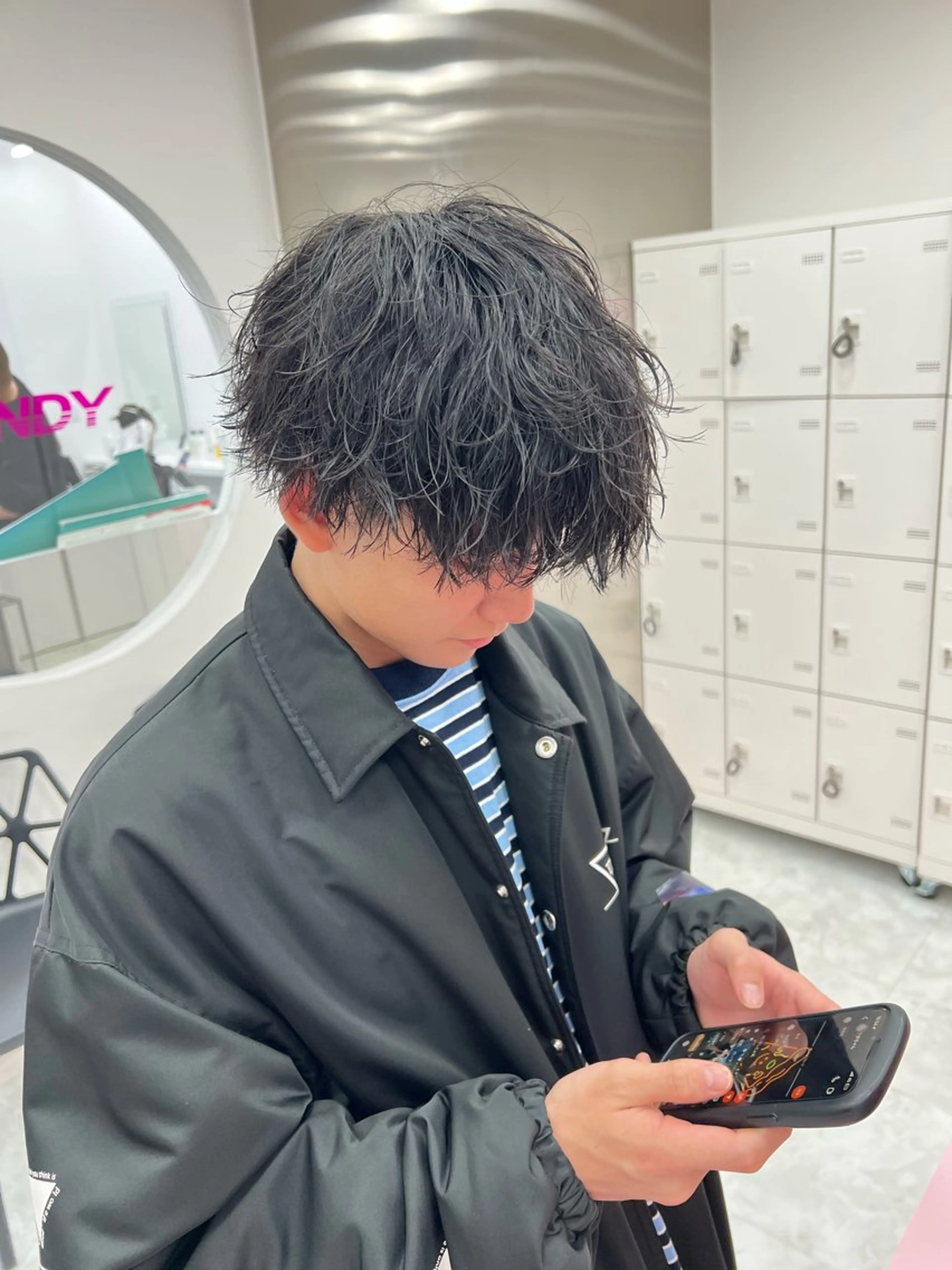 ミディアム パーマ メンズ ミディアムパーマ センターパート メンズ韓国風 韓国マッシュ マッシュウルフ メンズパーマ特化 TAIGAのヘアスタイル