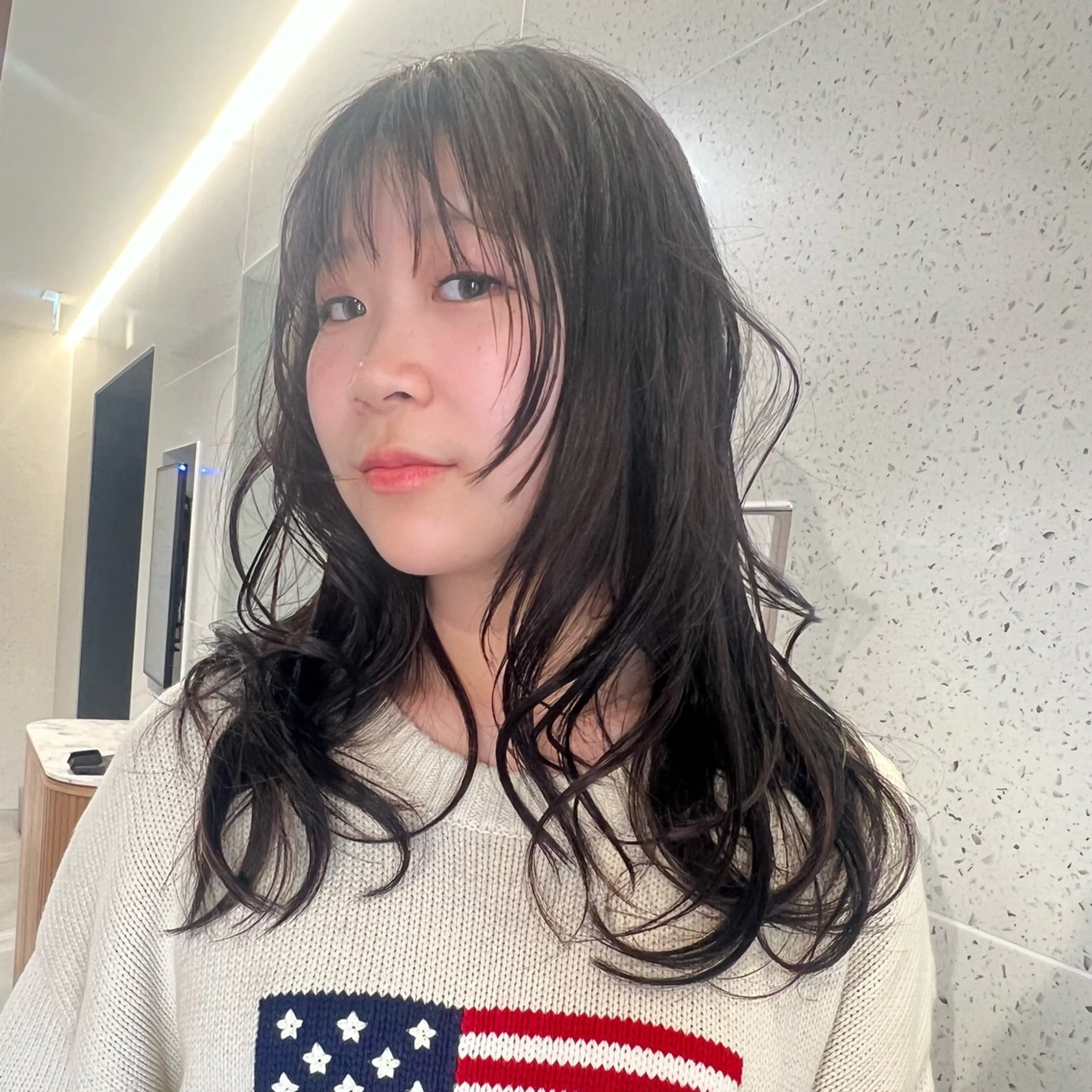 ミディアム カラー ミディアムレイヤー デザインカット 顔周りカット 韓国風ヘア レイヤーカット カット ヘアカラー トリートメント 梅田/レイヤーカット /ミルクティーカラーのヘアスタイル