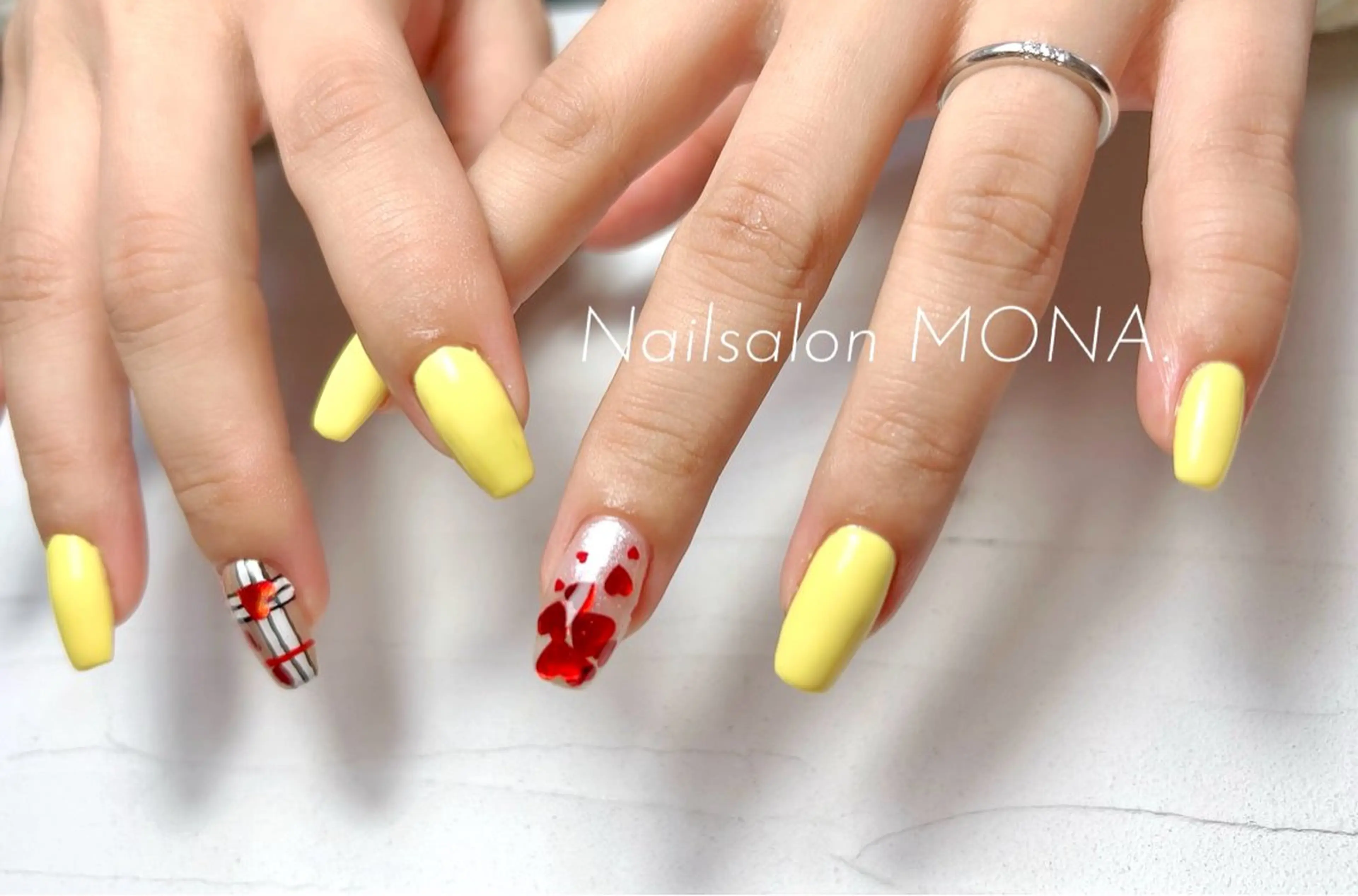 ネイル ハート 春ネイル 黄色 Nailsalon MONA.のネイルデザイン