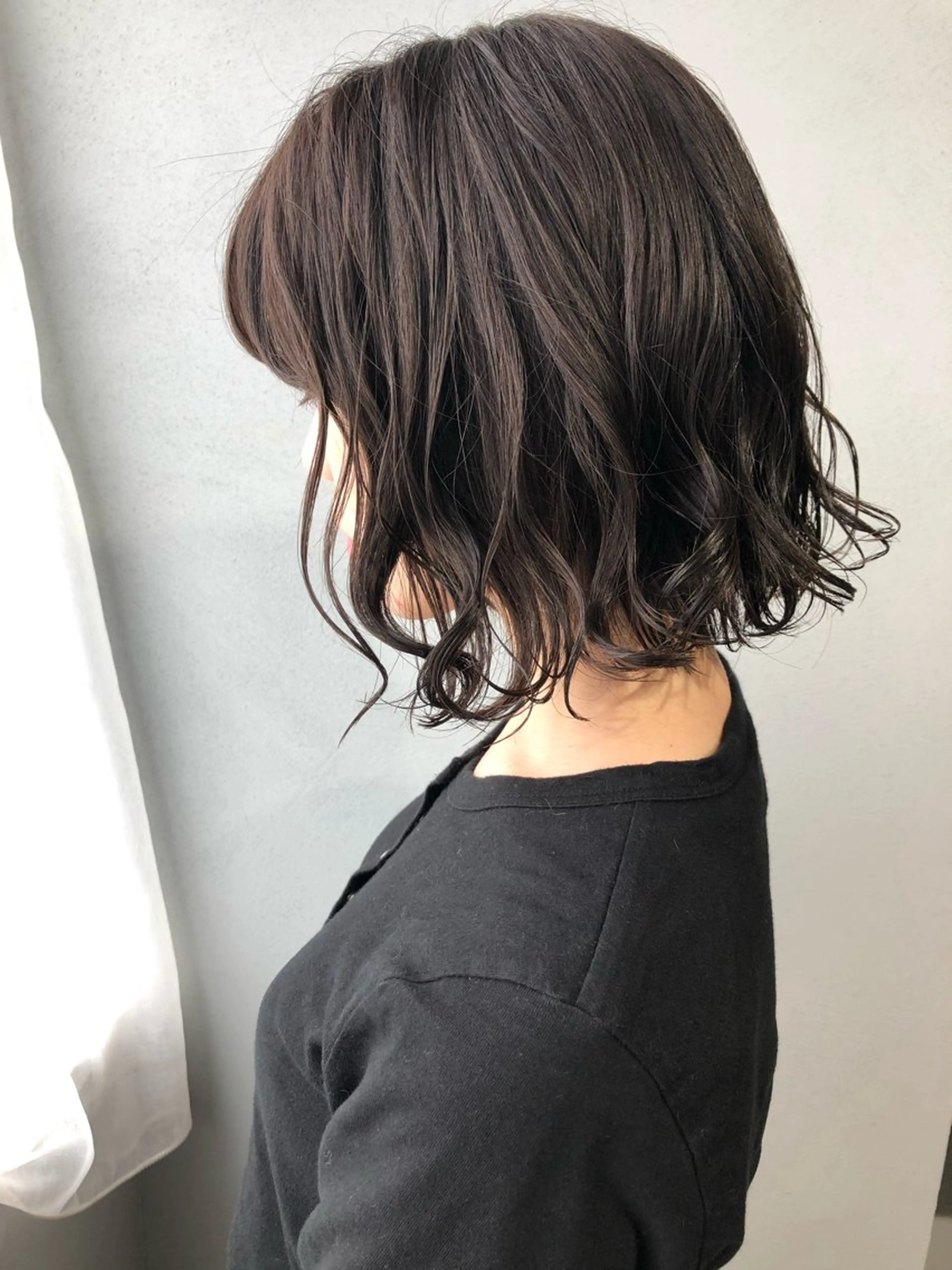 ミディアム パーマ 曲がる縮毛矯正 センターパートのヘアスタイル