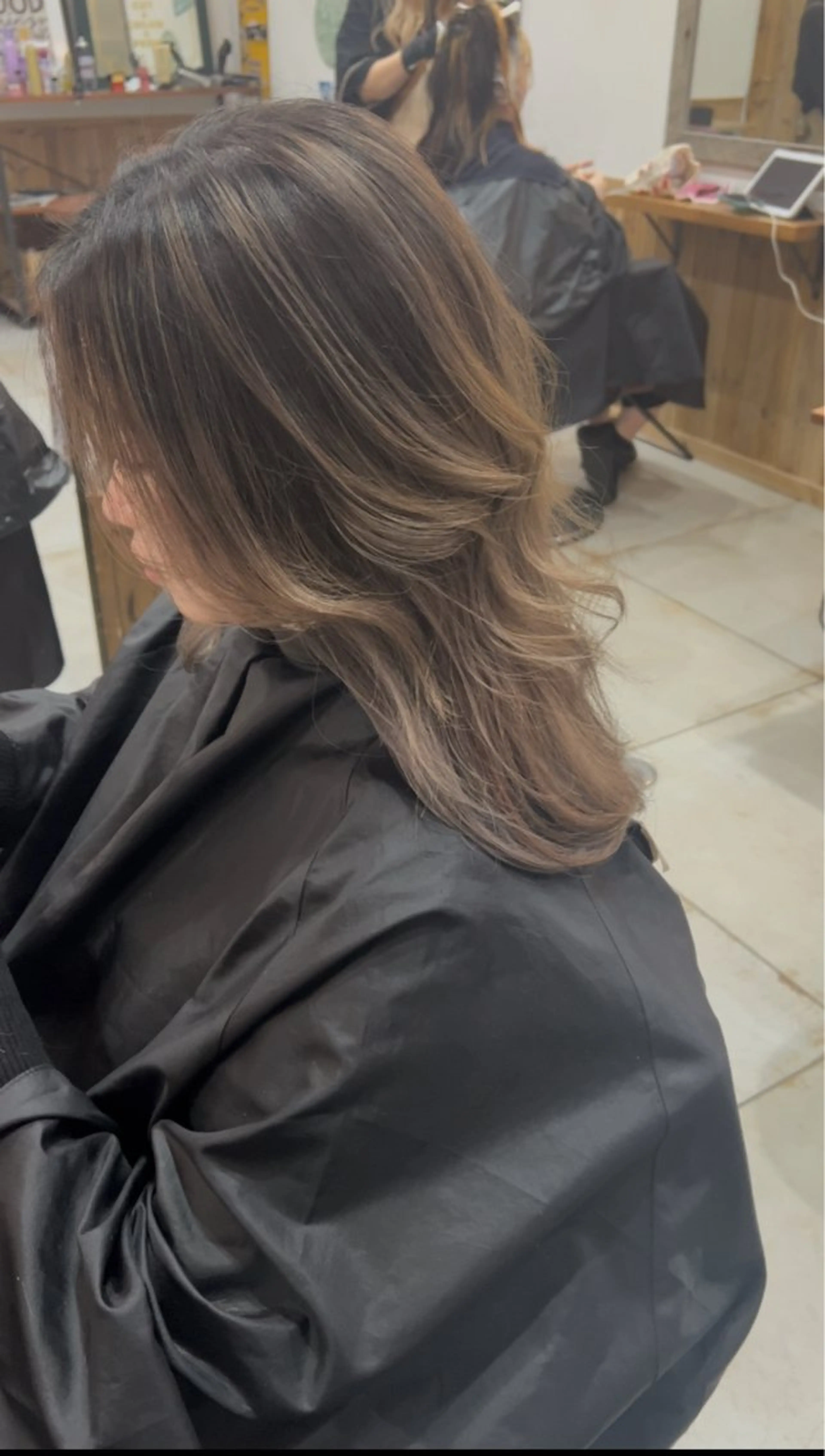 セミロング ヘアカラー トリートメント ハイライトバレイヤー ジュ🎨川村聖吾🎨のヘアスタイル