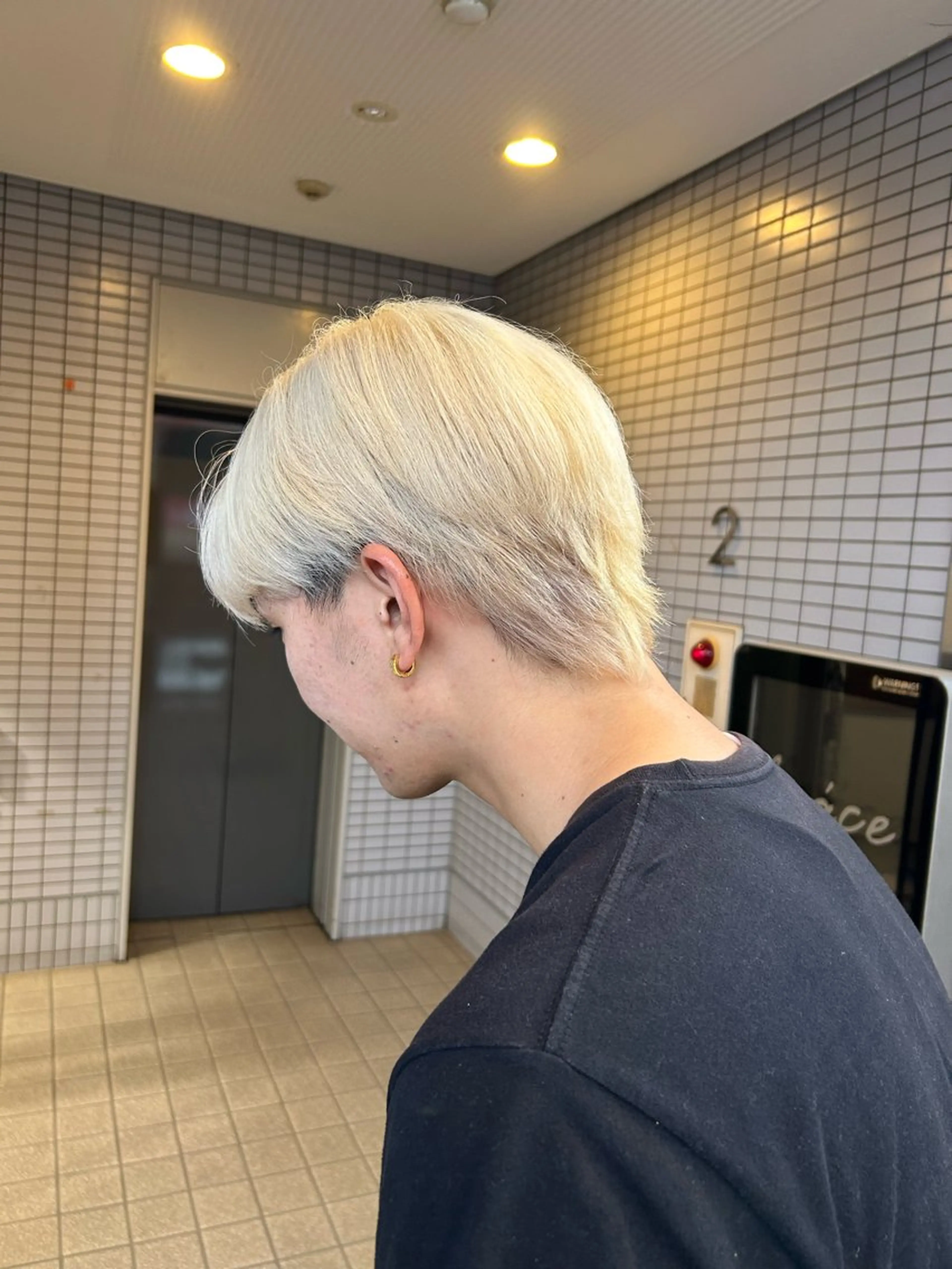 カラー ブロンド シオカワ ケンショウのヘアスタイル