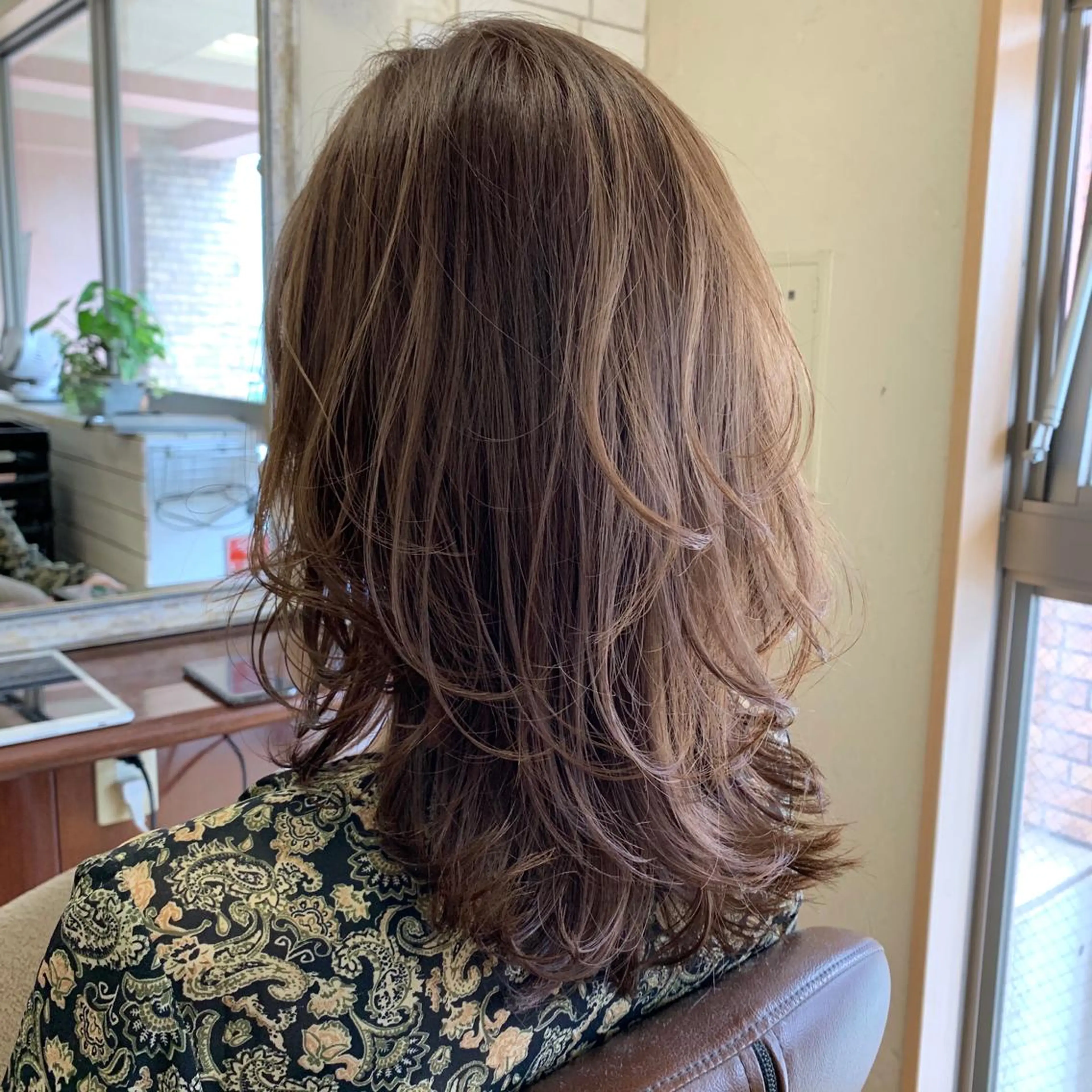 セミロング カラー アッシュ ベージュカラー ブリーチ ブリーチなしカラー ホワイトアッシュ ヘアカラー トリートメント ショート/似合わせ レイヤー/福岡聖容のヘアスタイル