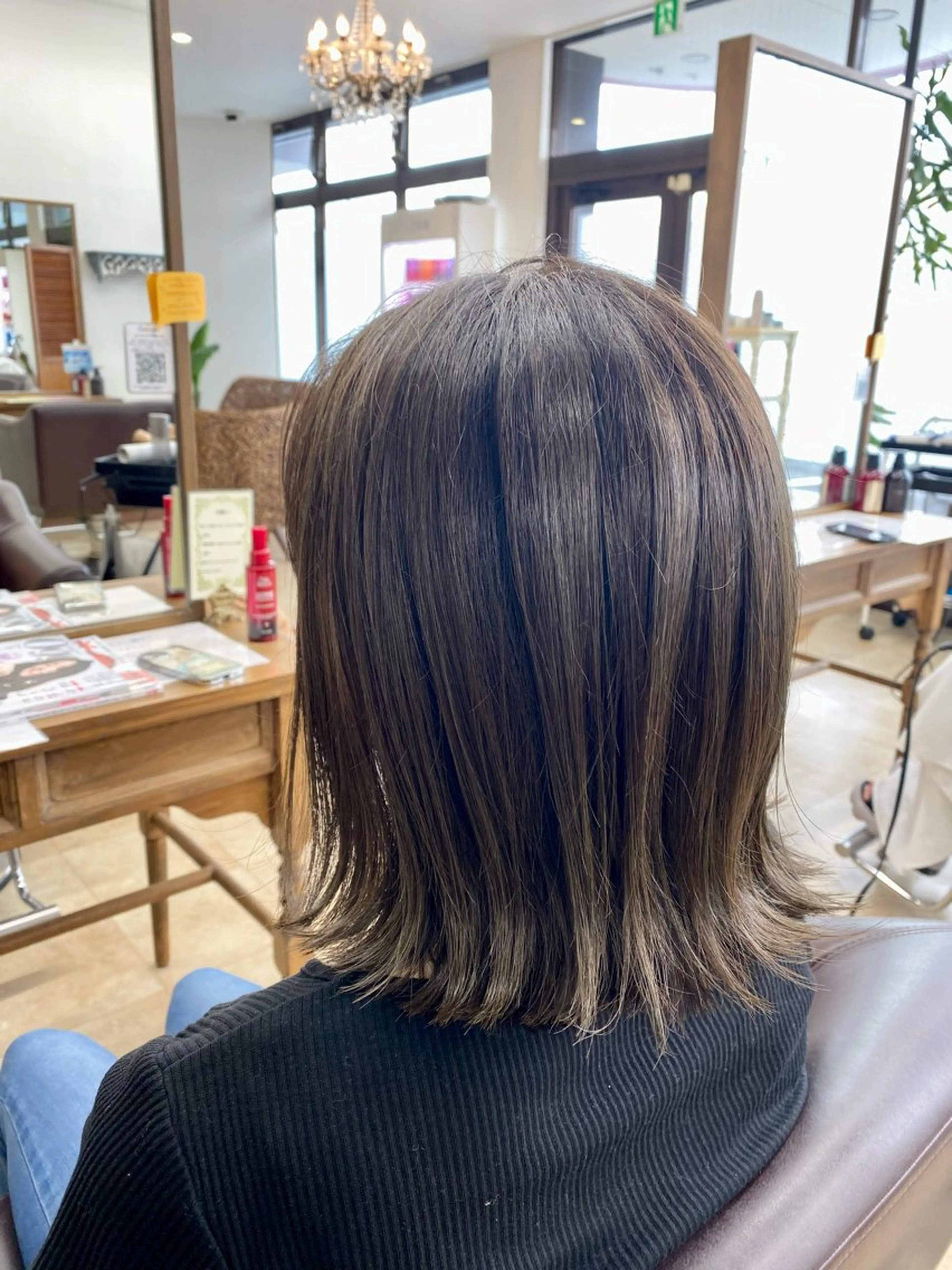 カラー ブリーチ 透明感カラー ハイライトカラー ヘアカラー トリートメント 額田 汐莉のヘアスタイル