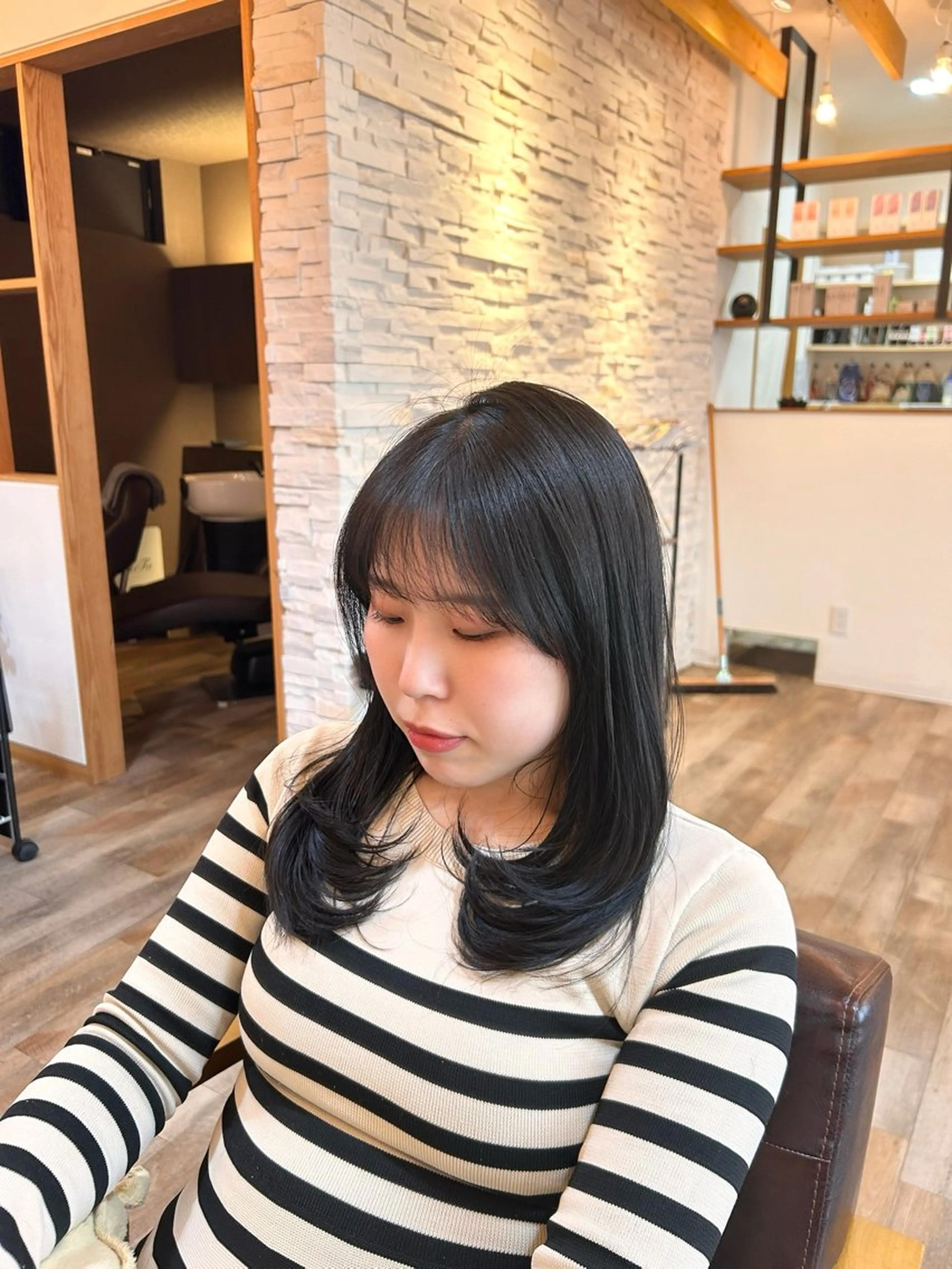 ミディアム レイヤーカット と とのヘアスタイル