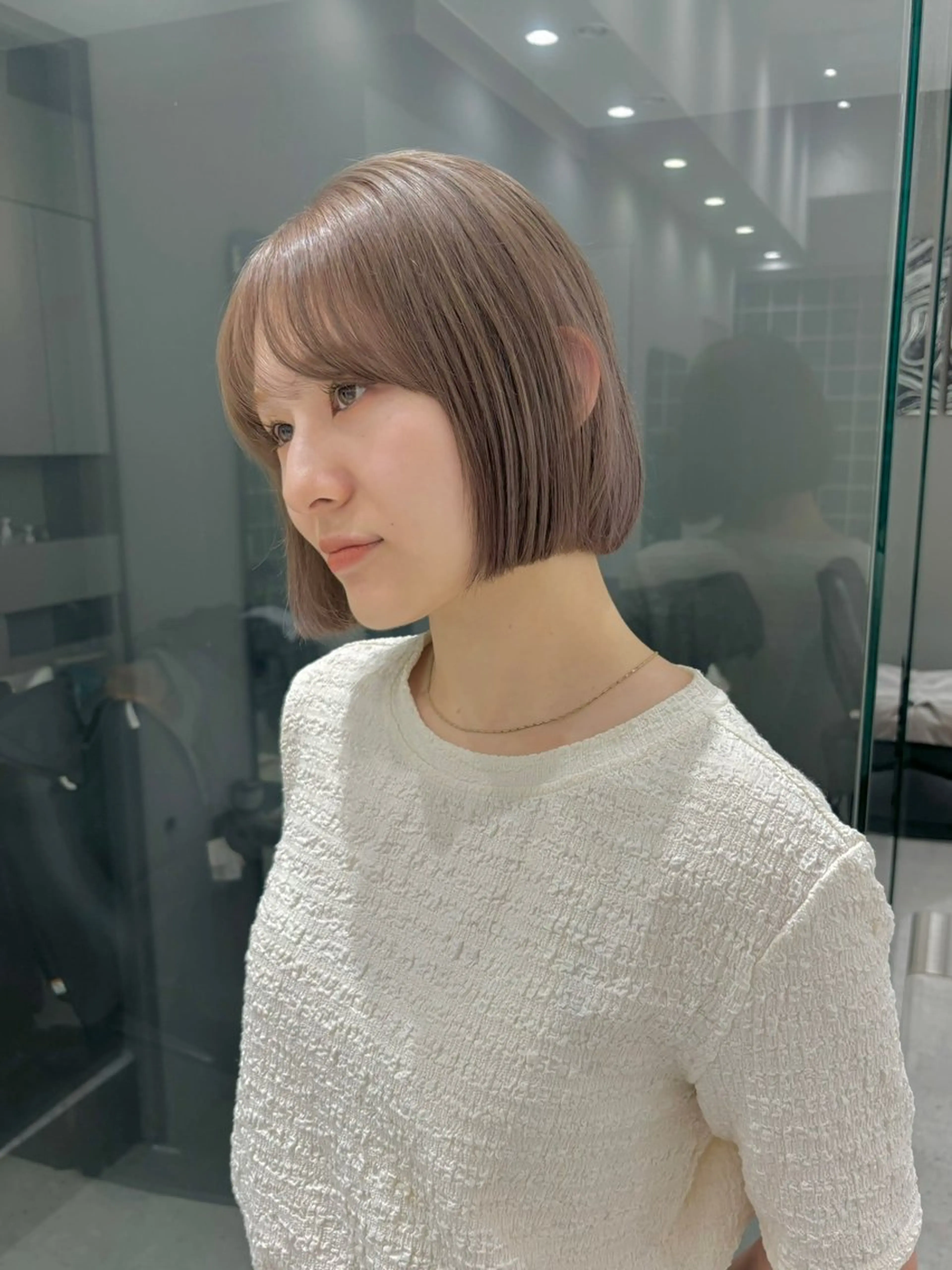 ショート カラー ブリーチ グレージュ iLi 《イリ》のヘアスタイル