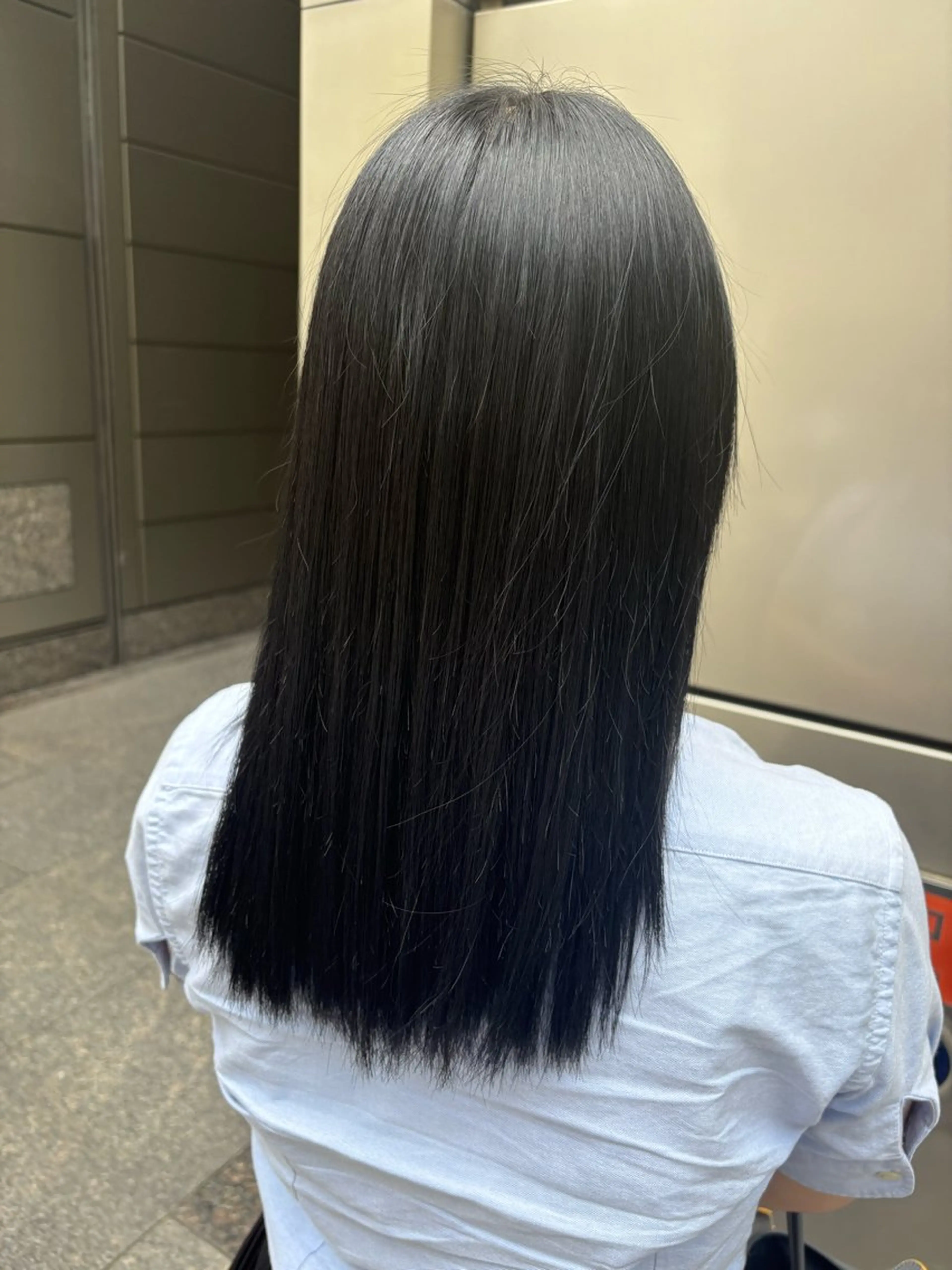 セミロング カラー 黒髪 ブルーカラー ブルーブラック 透明感カラー 臼井 いづみのヘアスタイル