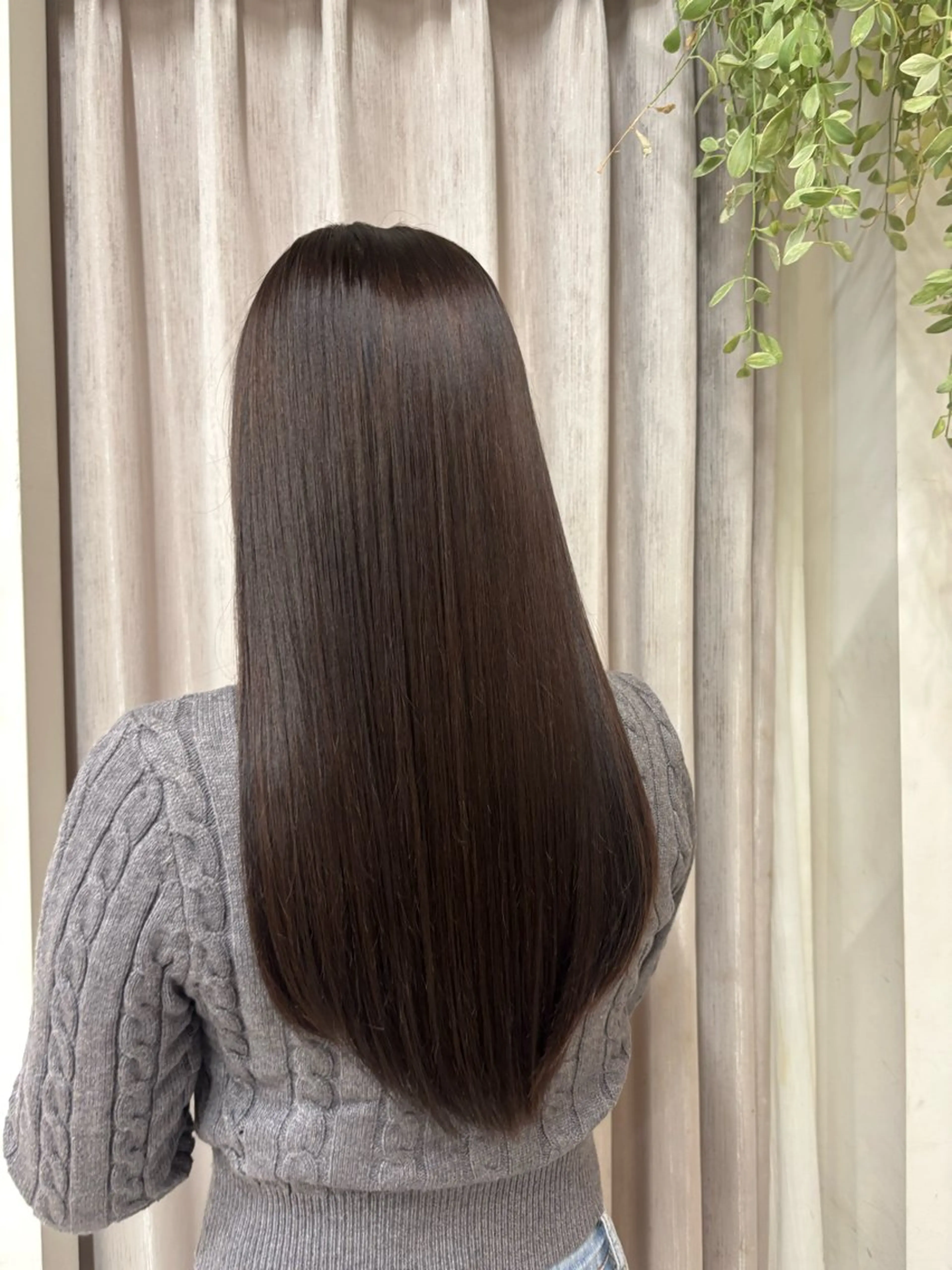 ロング ヒルタ シオリのヘアスタイル