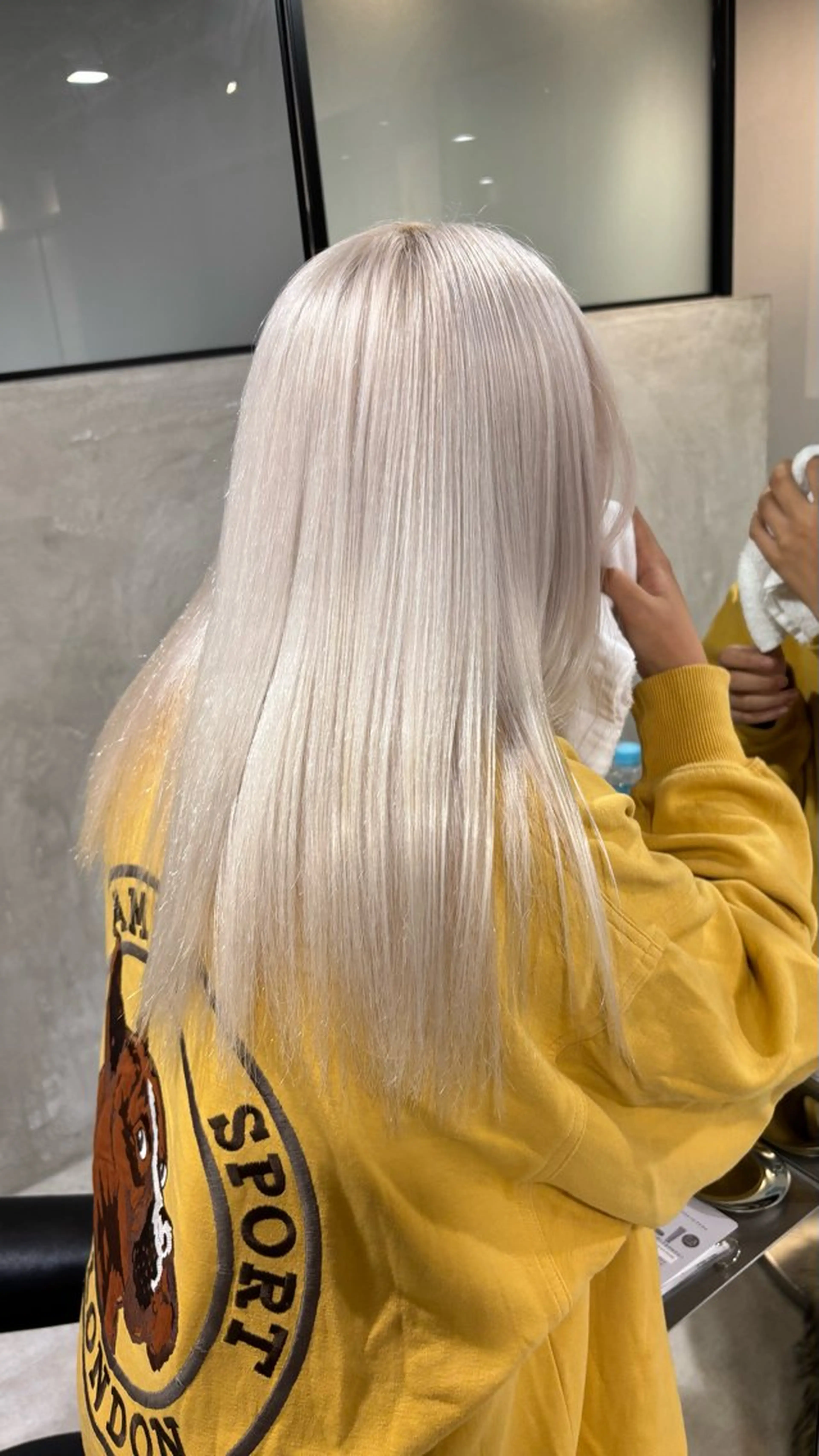 セミロング FLEEK 安立徹のヘアスタイル