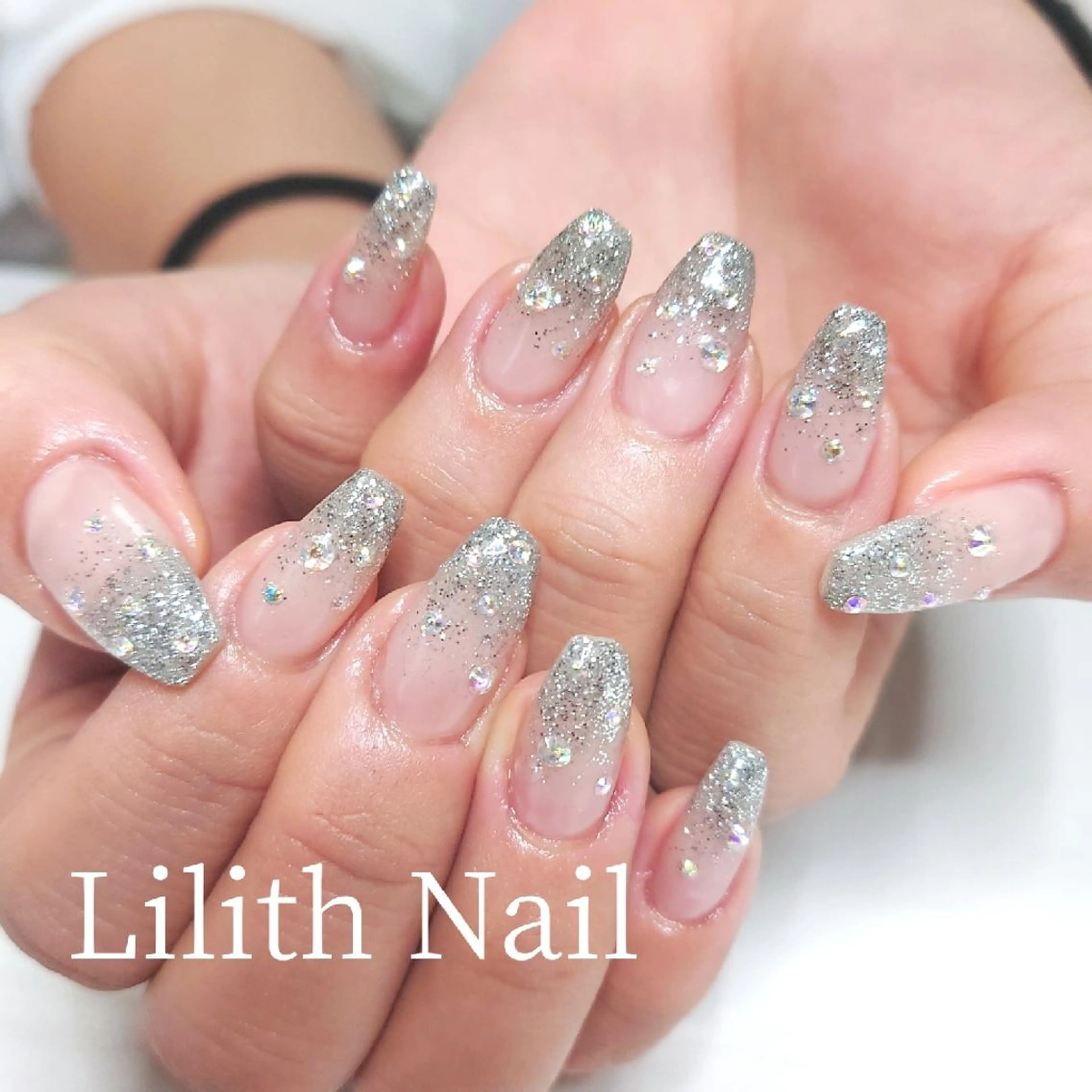 ネイル フラッシュネイル グラデーション ラメ(グリッター) ラメグラデーション シルバー Lilith Nailのネイルデザイン