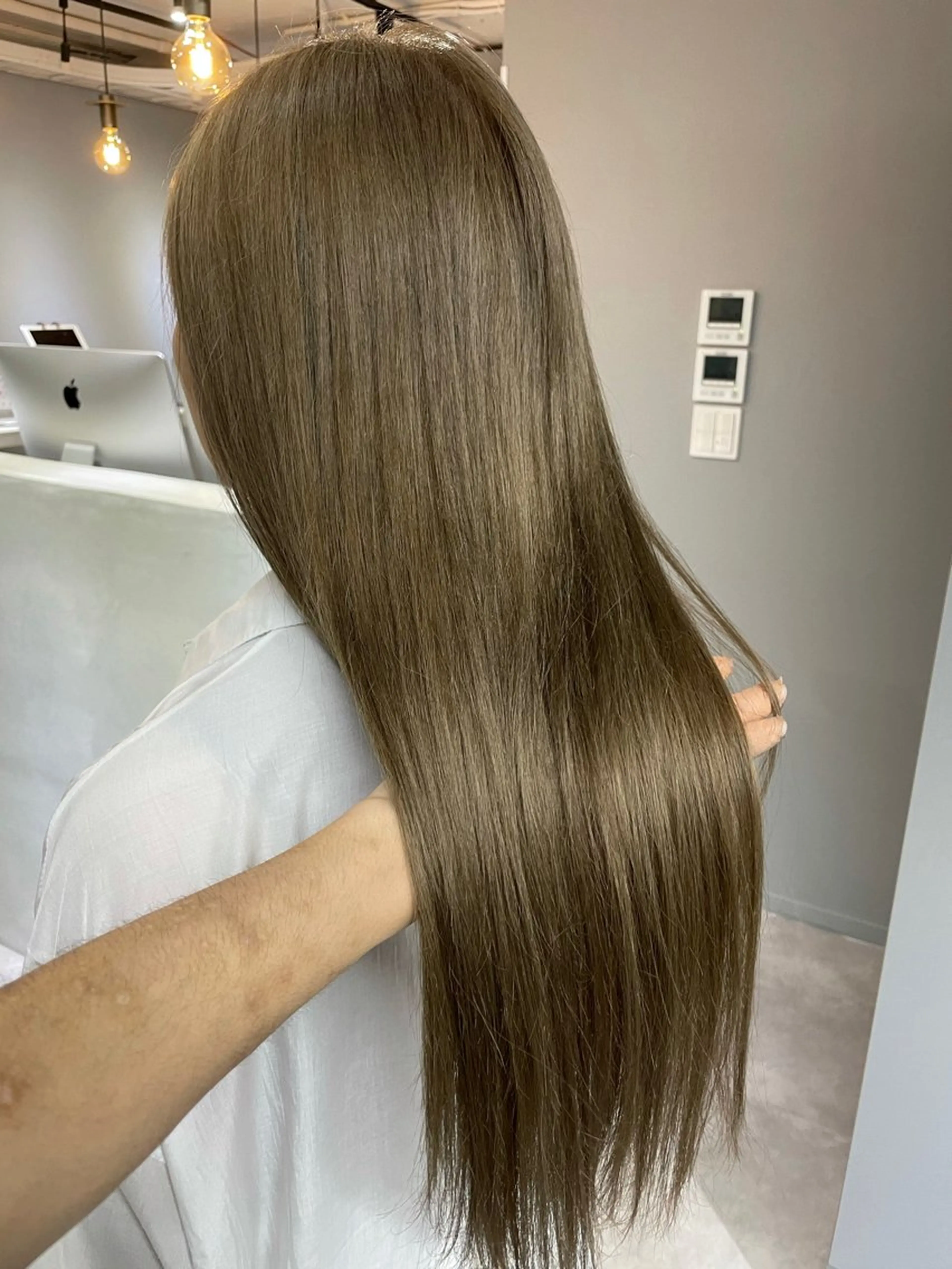 ロング カラー アッシュ ベージュカラー ブリーチ ヘアカラー トリートメント 美髪矯正・レイヤー 倉友哉のヘアスタイル